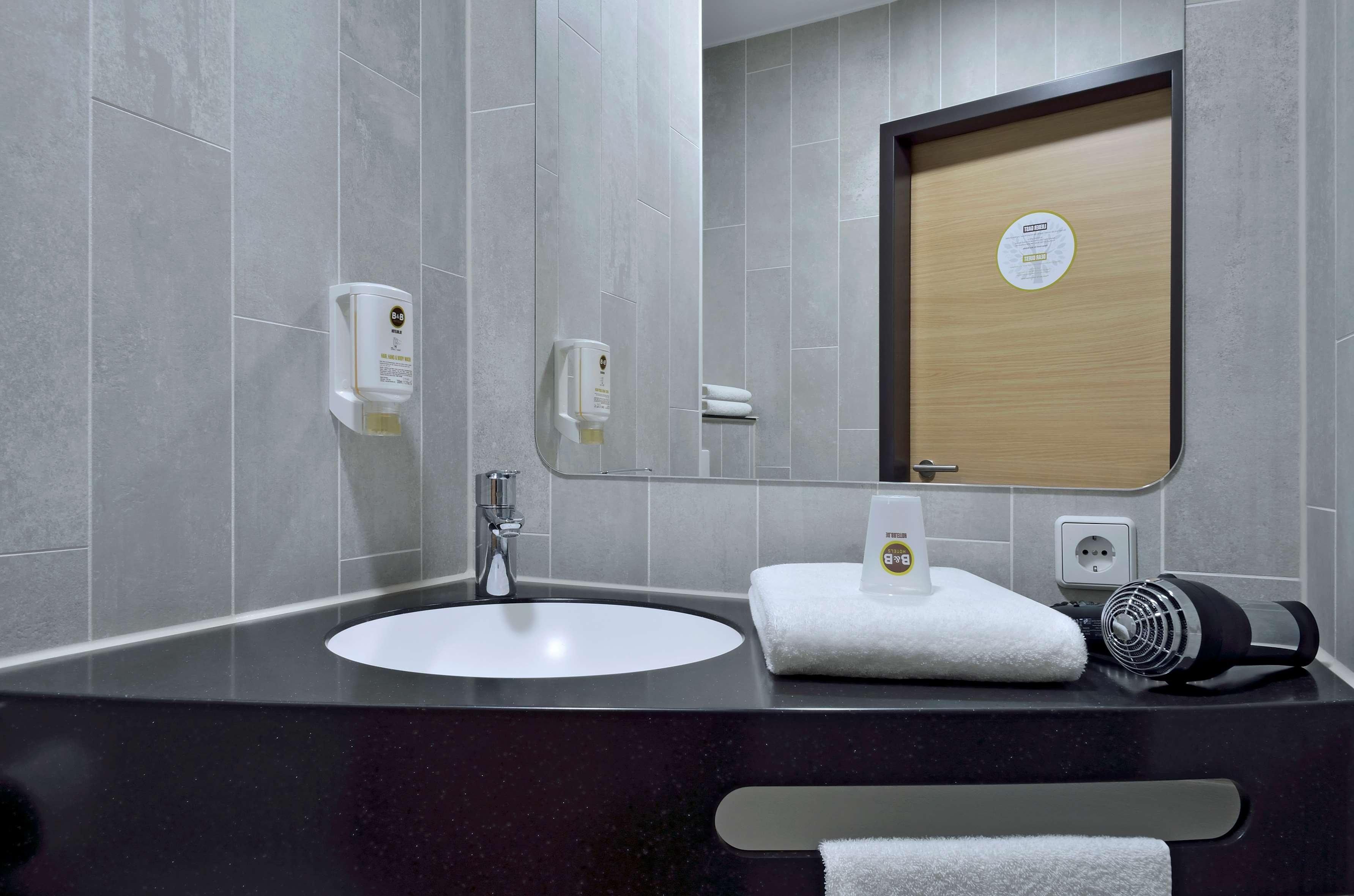 B&B HOTEL BERLIN-DREILINDE-guestroom-Guest Room Bath.jpg