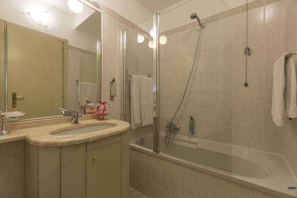 VILLA MEDICI-guestroom-GUEST BATHROOM.jpg