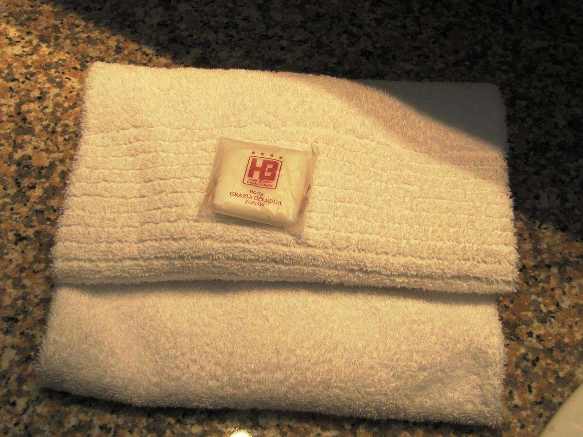 HOTEL GRAZIA DELEDDA-guestroom-BATHROOM AMENITIES.jpg