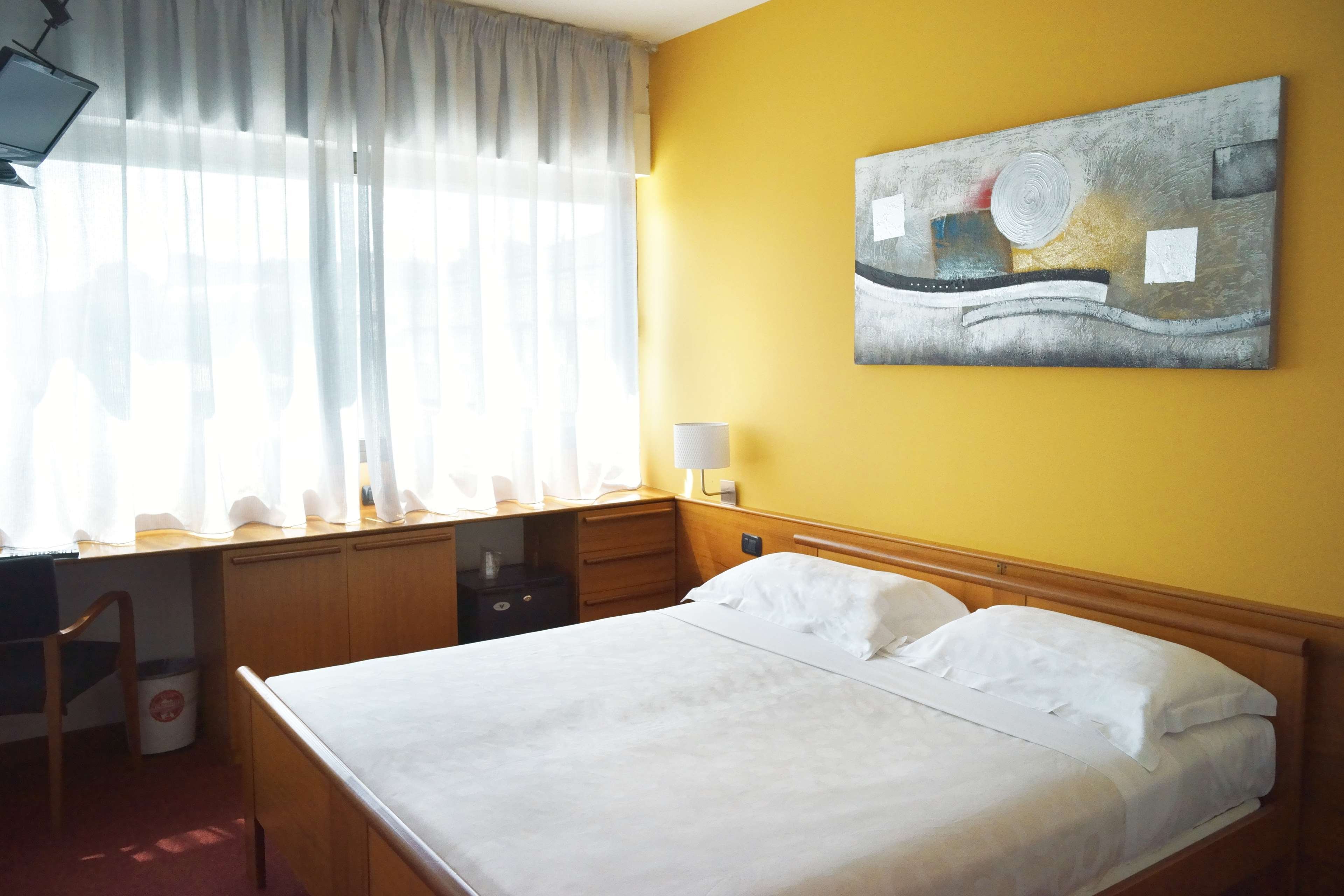HOTEL VALPOLICELLA INTERNATIONAL-guestroom-GUEST ROOM.jpg