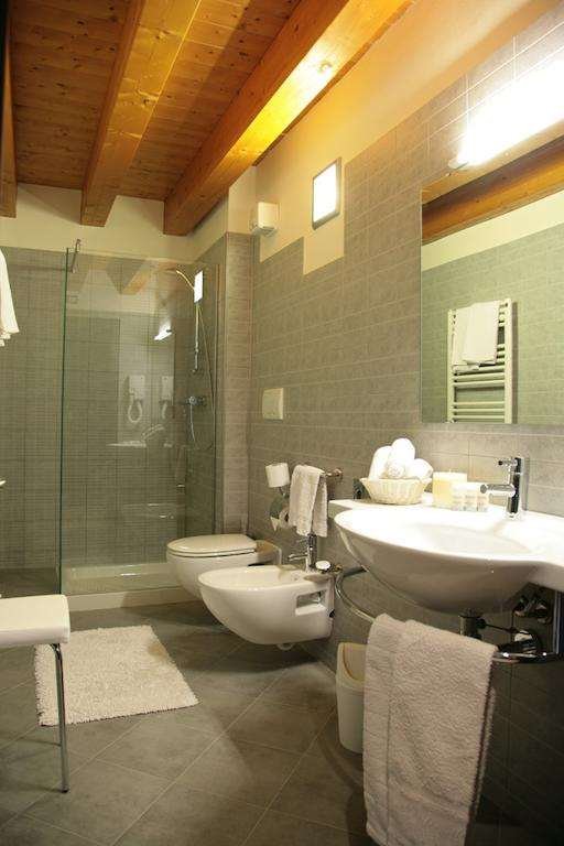 CORTE DELLA ROCCA BASSA-guestroom-GUEST BATHROOM.jpg