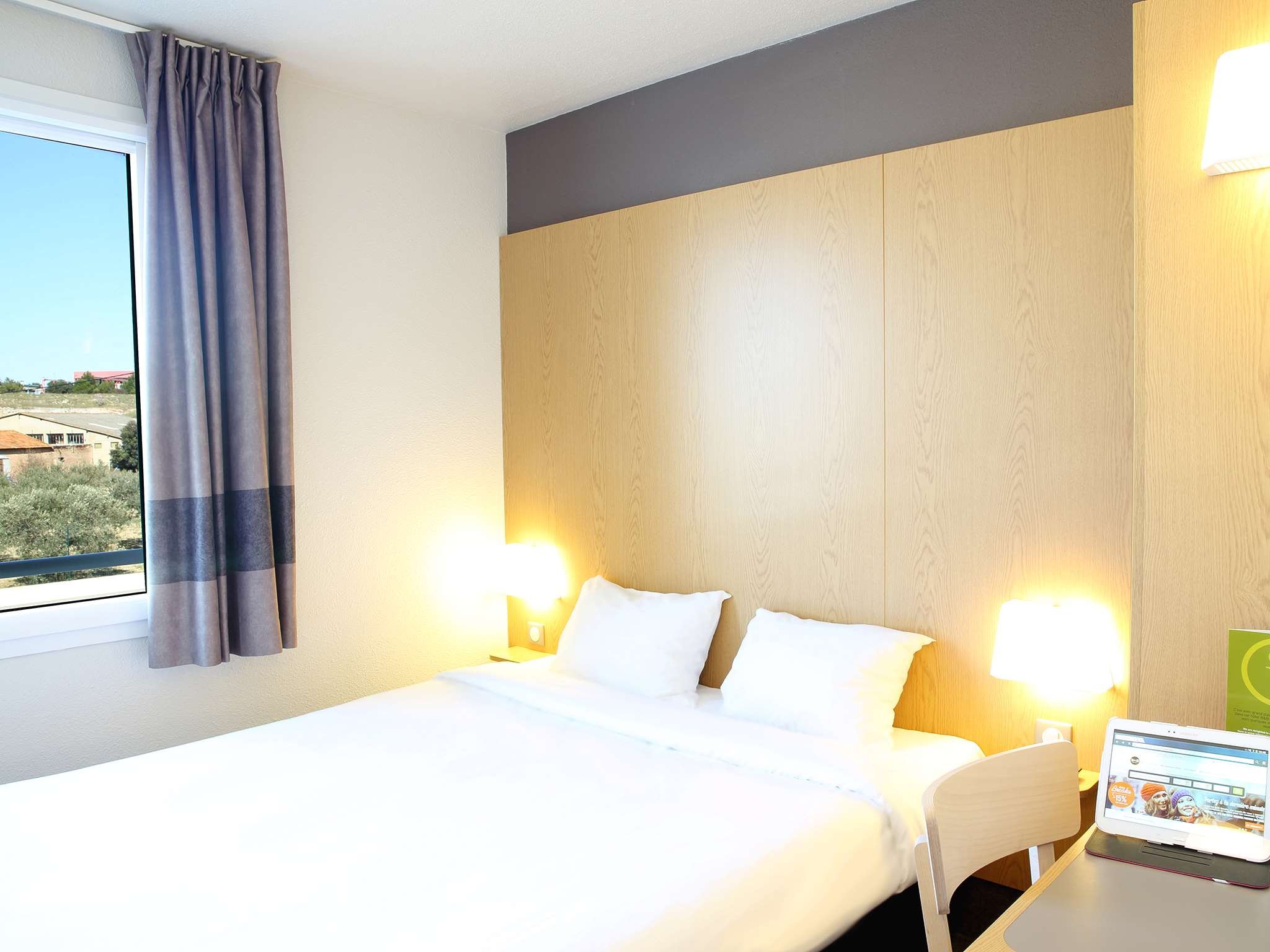 B&B HOTEL MARSEILLE AEROPORT ST VIC-guestroom-Saint Victoret Chambre double Grand.jpg