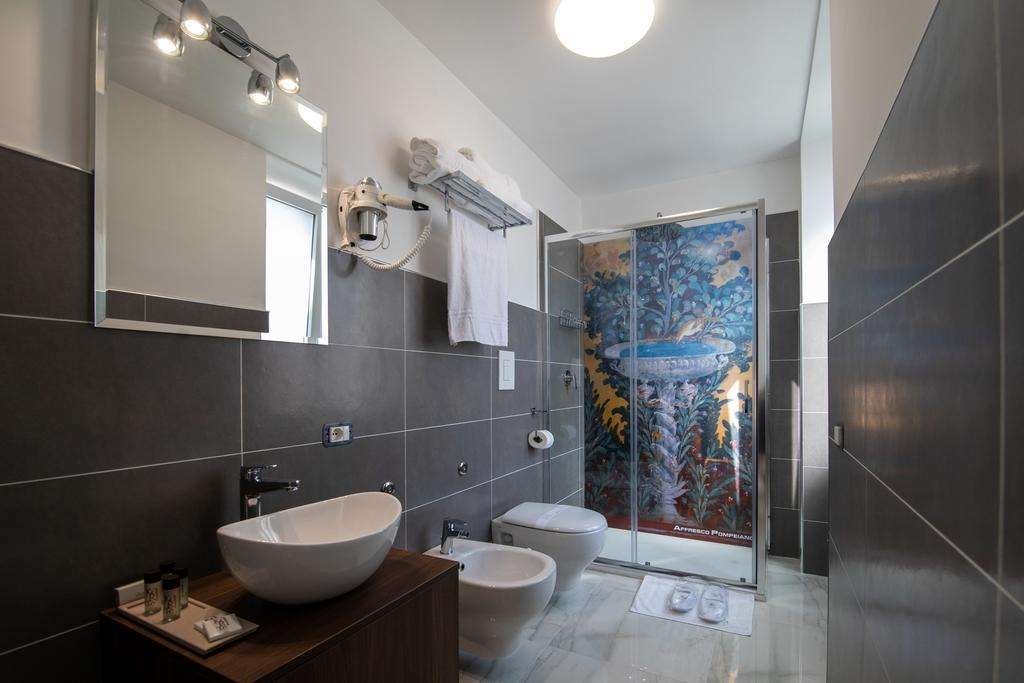 PALAZZO CARACCIOLO DEL SOLE-guestroom-GUEST BATHROOM.jpg