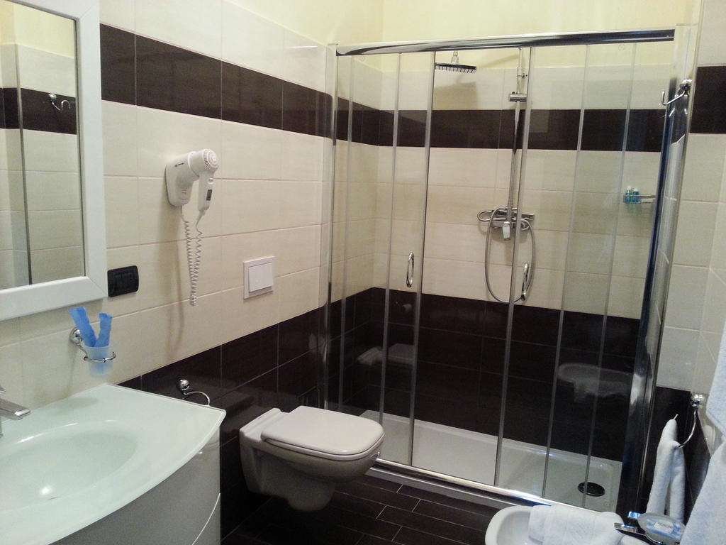 HOTEL PARADISO - FALERNA MARINA-guestroom-GUEST BATHROOM.jpg