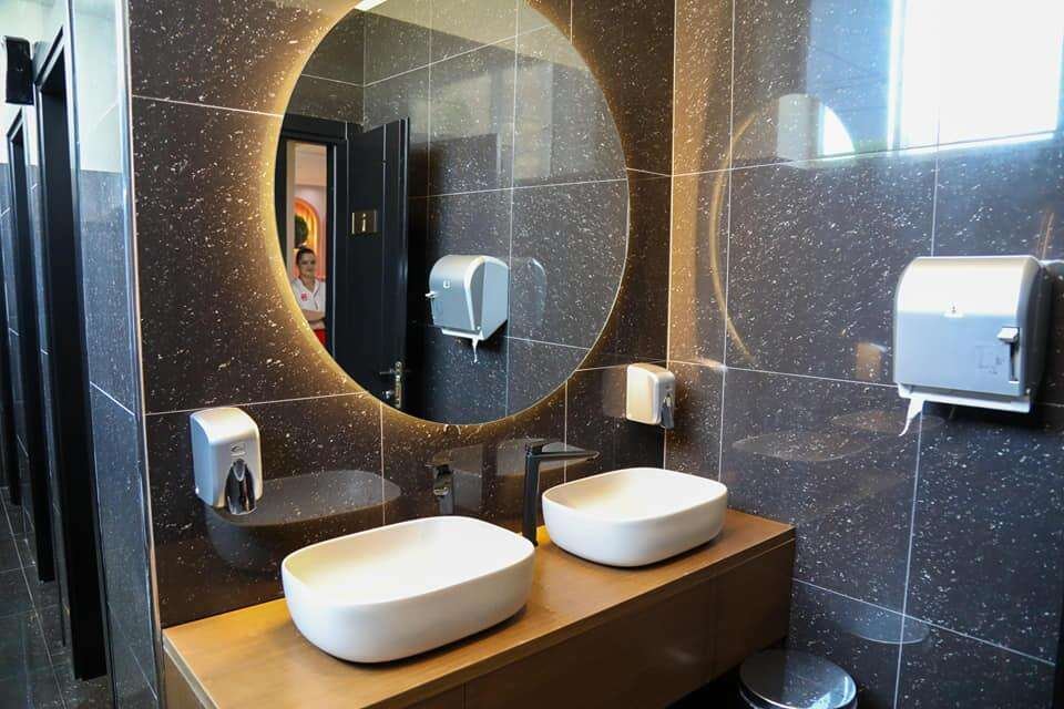 VH BELMOND HOTEL-guestroom-GUEST BATHROOM.jpg