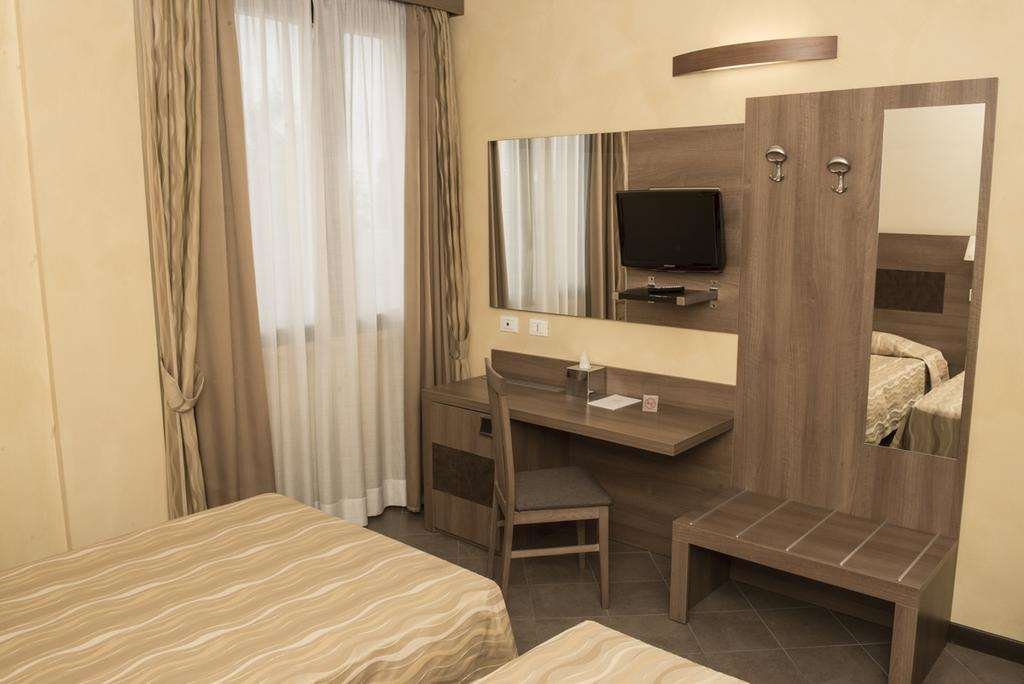 HOTEL CORTE BUSINESS - CAVRIAGO-guestroom-GUEST ROOM WORK DESK.jpg