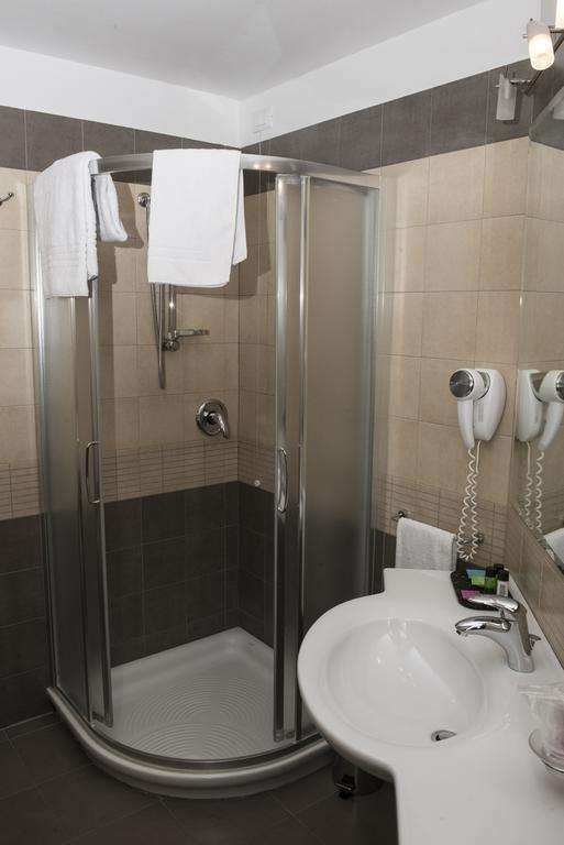 HOTEL CORTE BUSINESS - CAVRIAGO-guestroom-GUEST BATHROOM.jpg