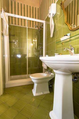 HOTEL GENNARINO - LIVORNO-guestroom-GUEST BATHROOM.jpg