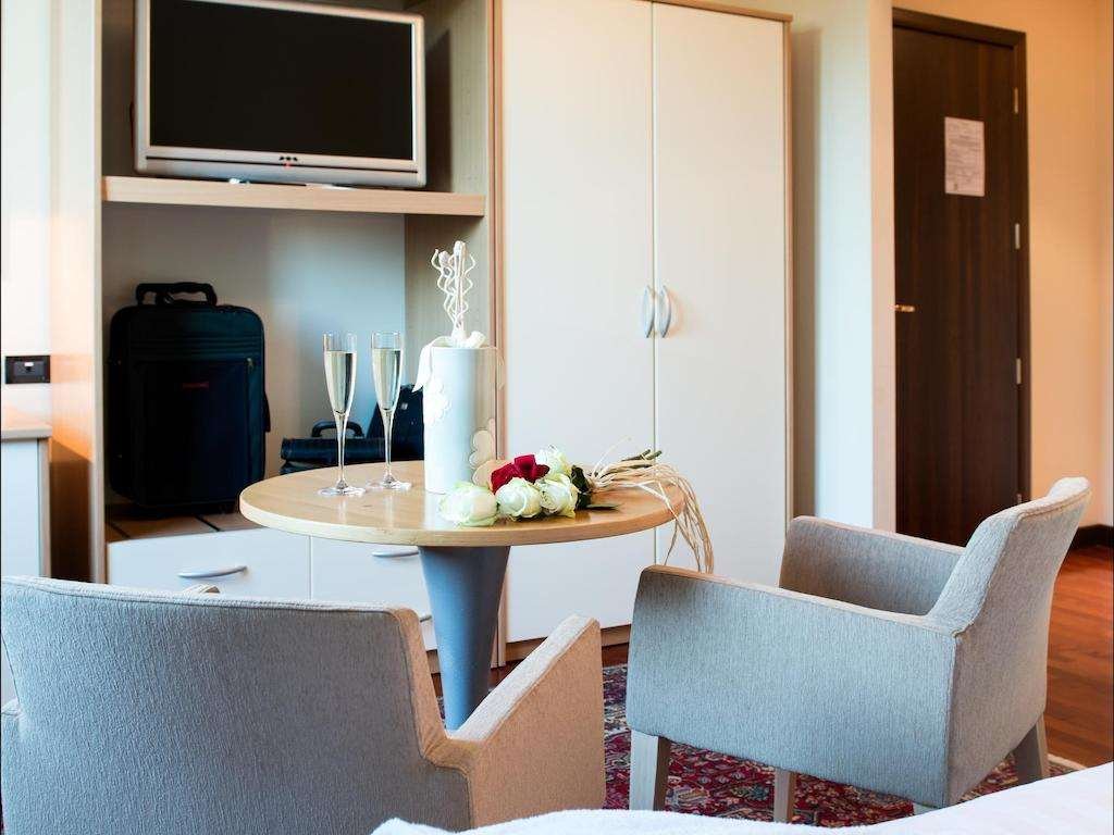 HOTEL TORRESI - POTENZA PICENA-guestroom-GUEST ROOM LIVING AREA.jpg