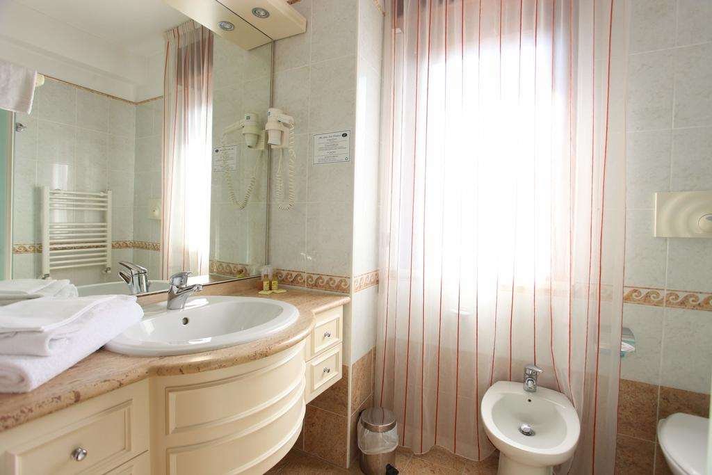 ALTEA SUITES HOTEL-guestroom-GUEST BATHROOM.jpg
