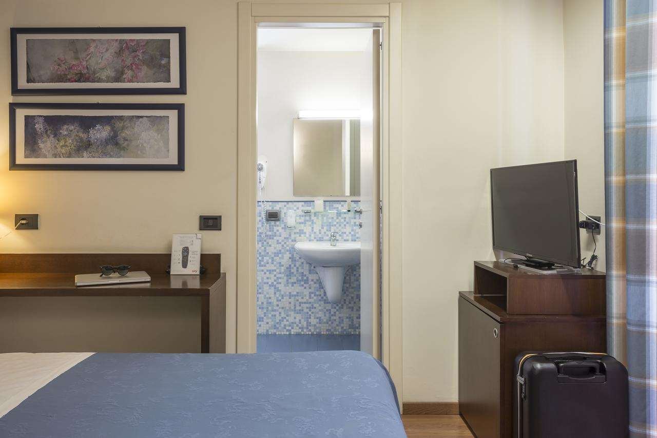HOTEL MONTREAL-guestroom-GUEST ROOM.jpg