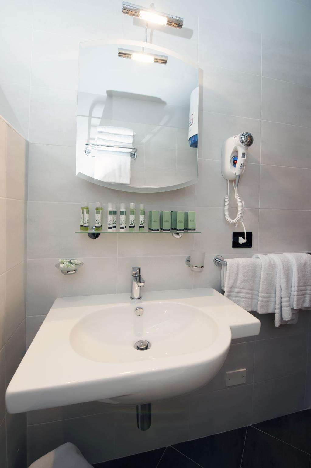 SUITES MARILIA APARTMENTS - LIVORNO-guestroom-GUEST BATHROOM.jpg