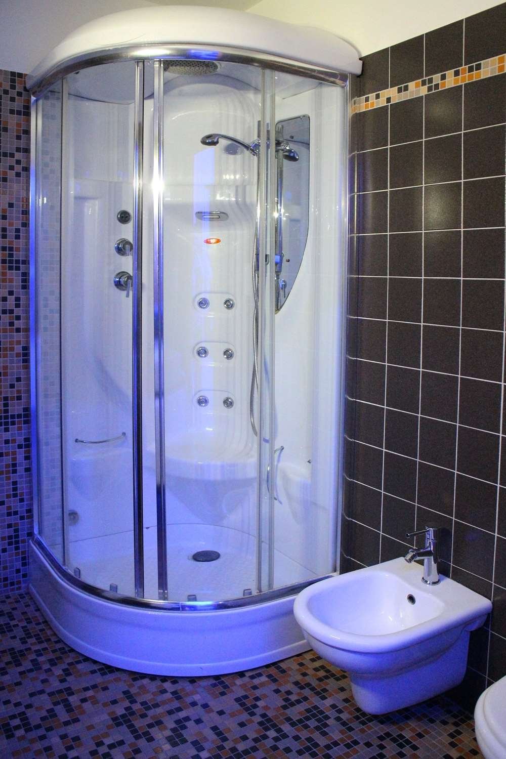 HOTEL ORANGE - VERGIATE-guestroom-GUEST BATHROOM.jpg