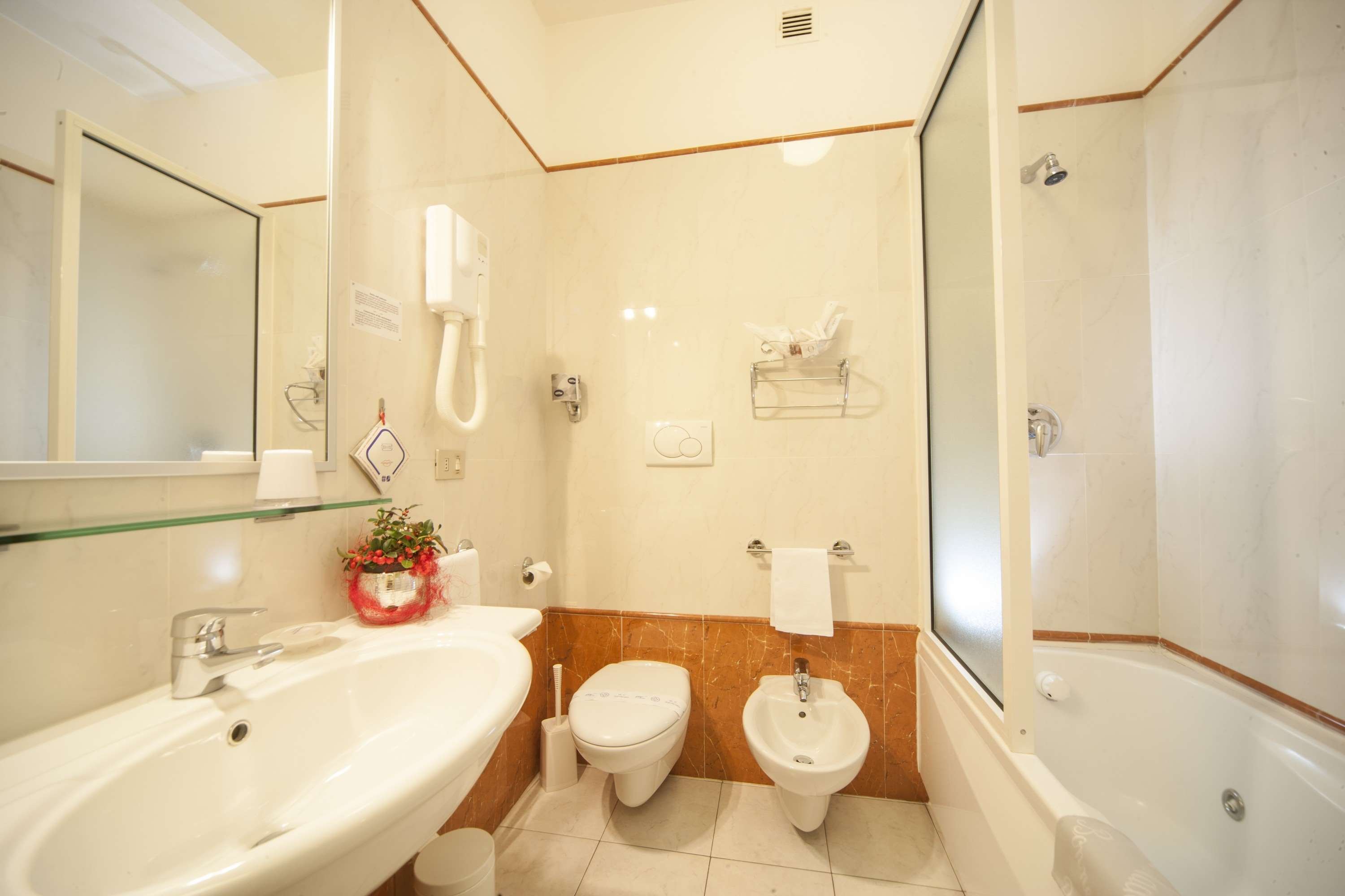 HOTEL BISANZIO-guestroom-GUEST COMFORT ROOM BATHROOM.jpg