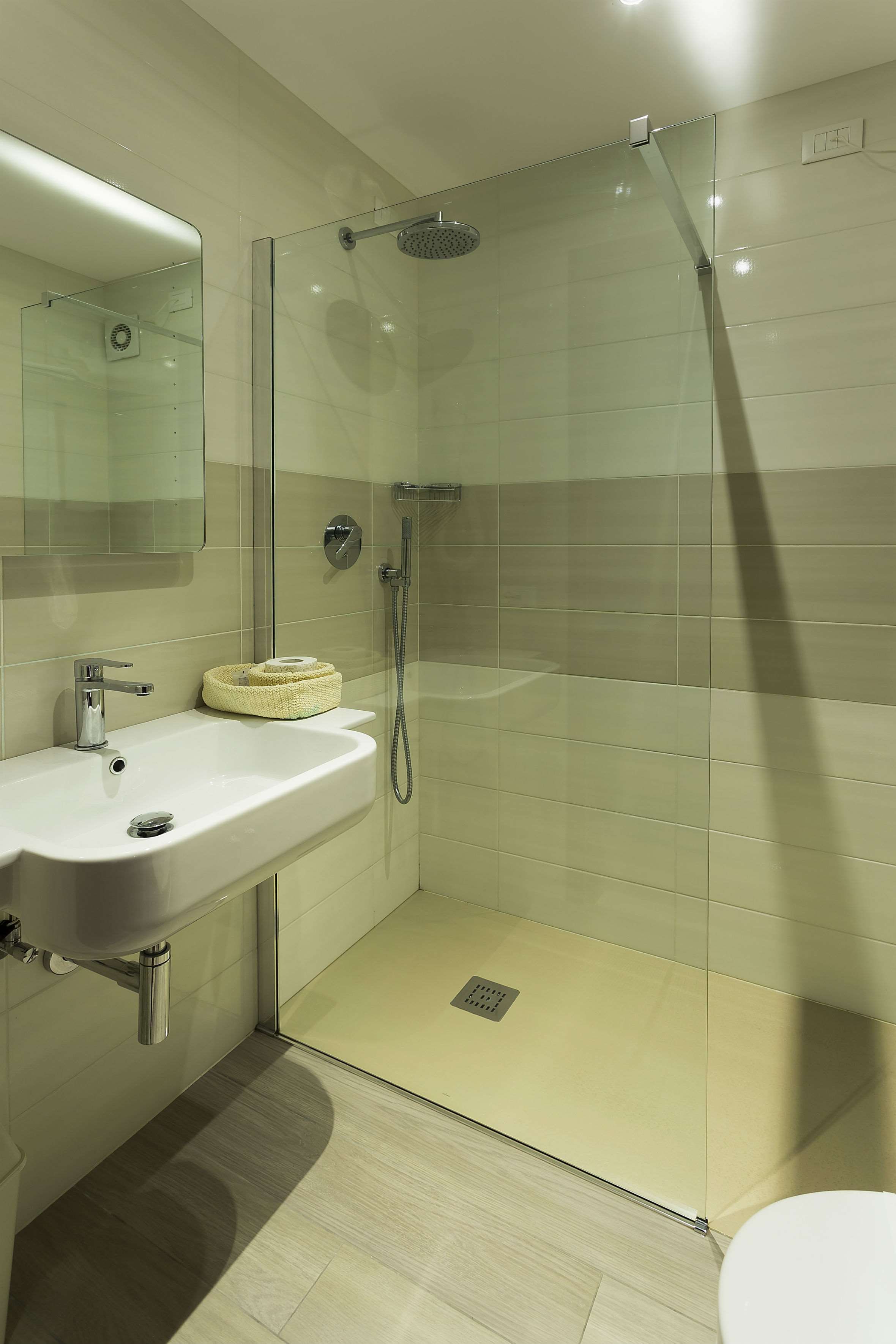 HOTEL SAN GIORGIO-guestroom-GUEST BATHROOM.jpg