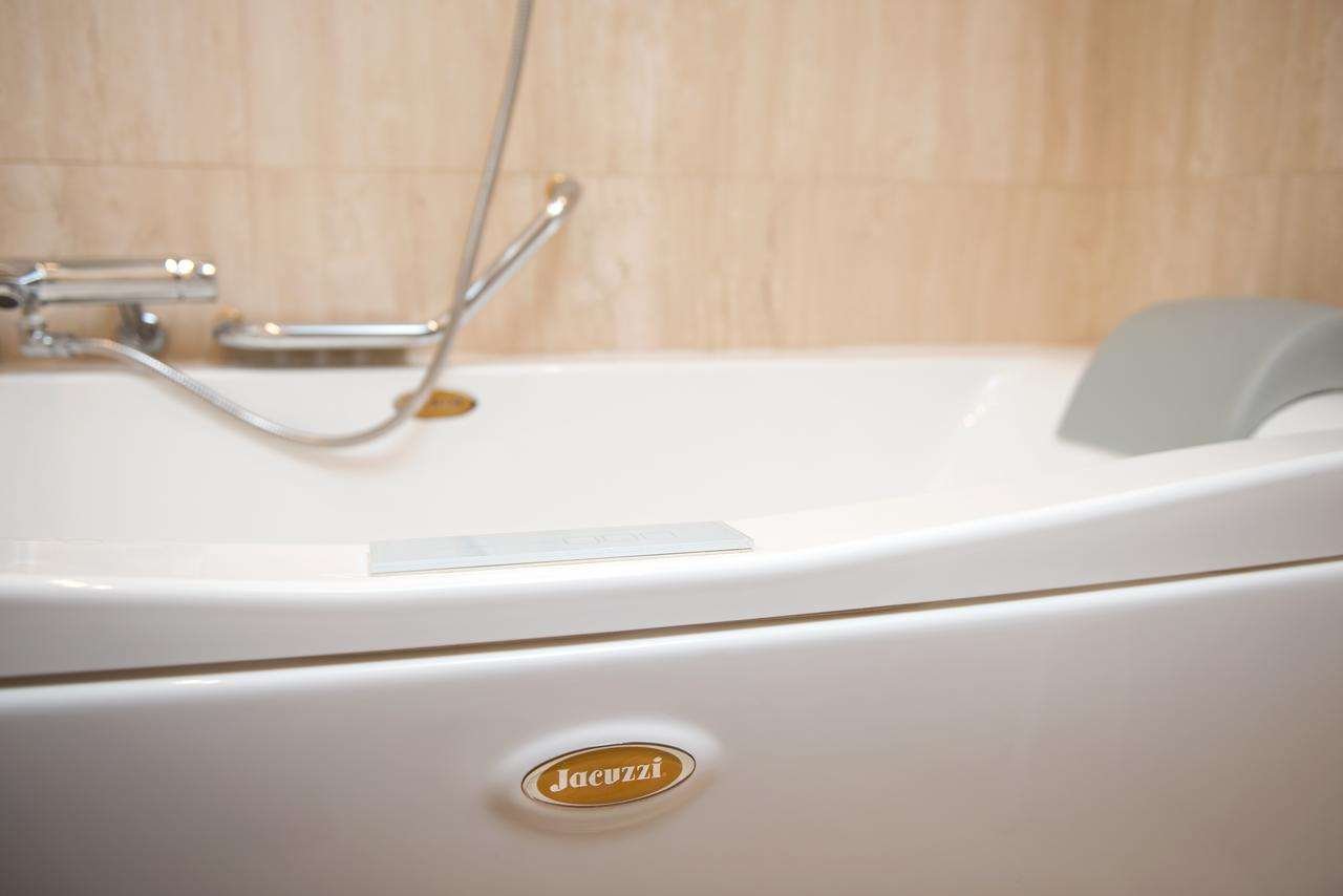 HOTEL PROMENADE - MONTESILVANO-guestroom-GUEST BATHROOM.jpg