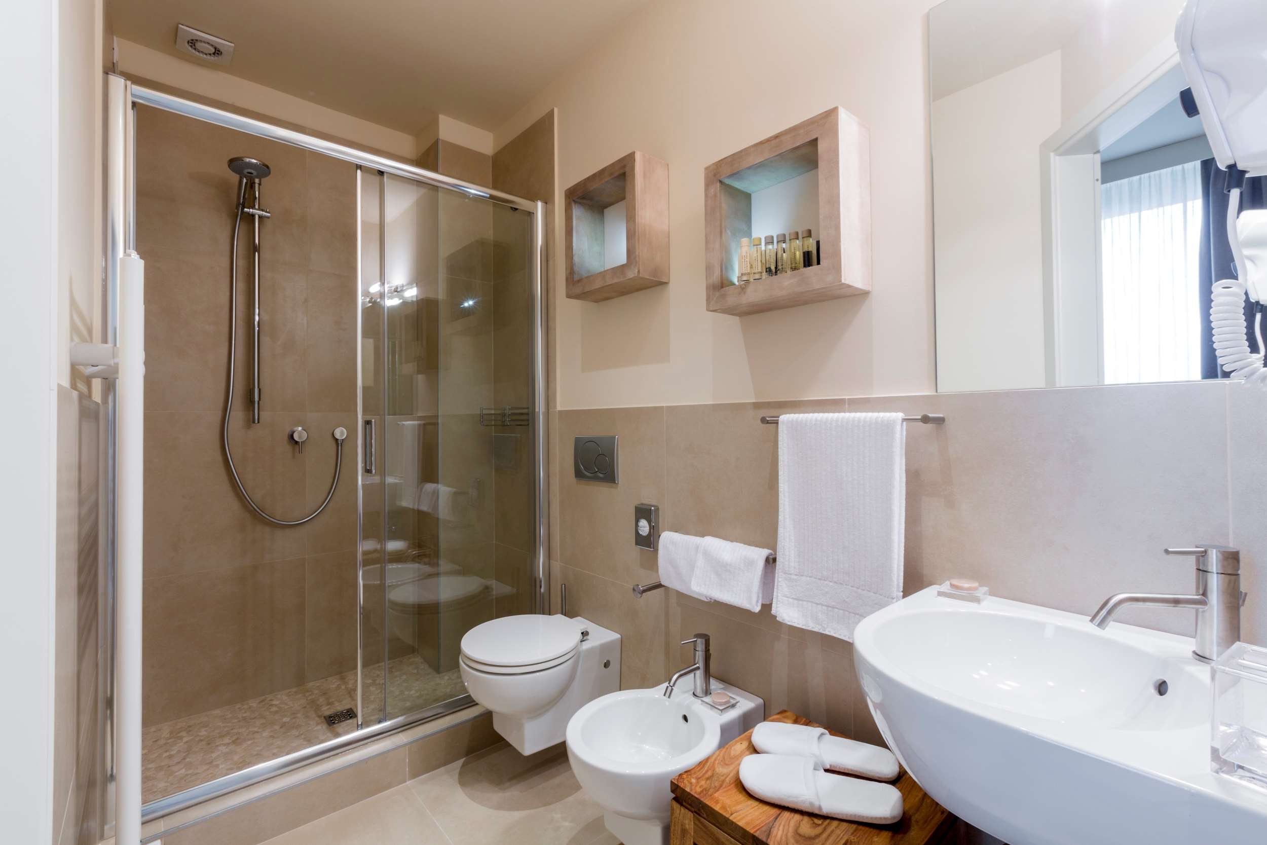 HOTEL 900 - GIULIANOVA-guestroom-GUEST BATHROOM.jpg