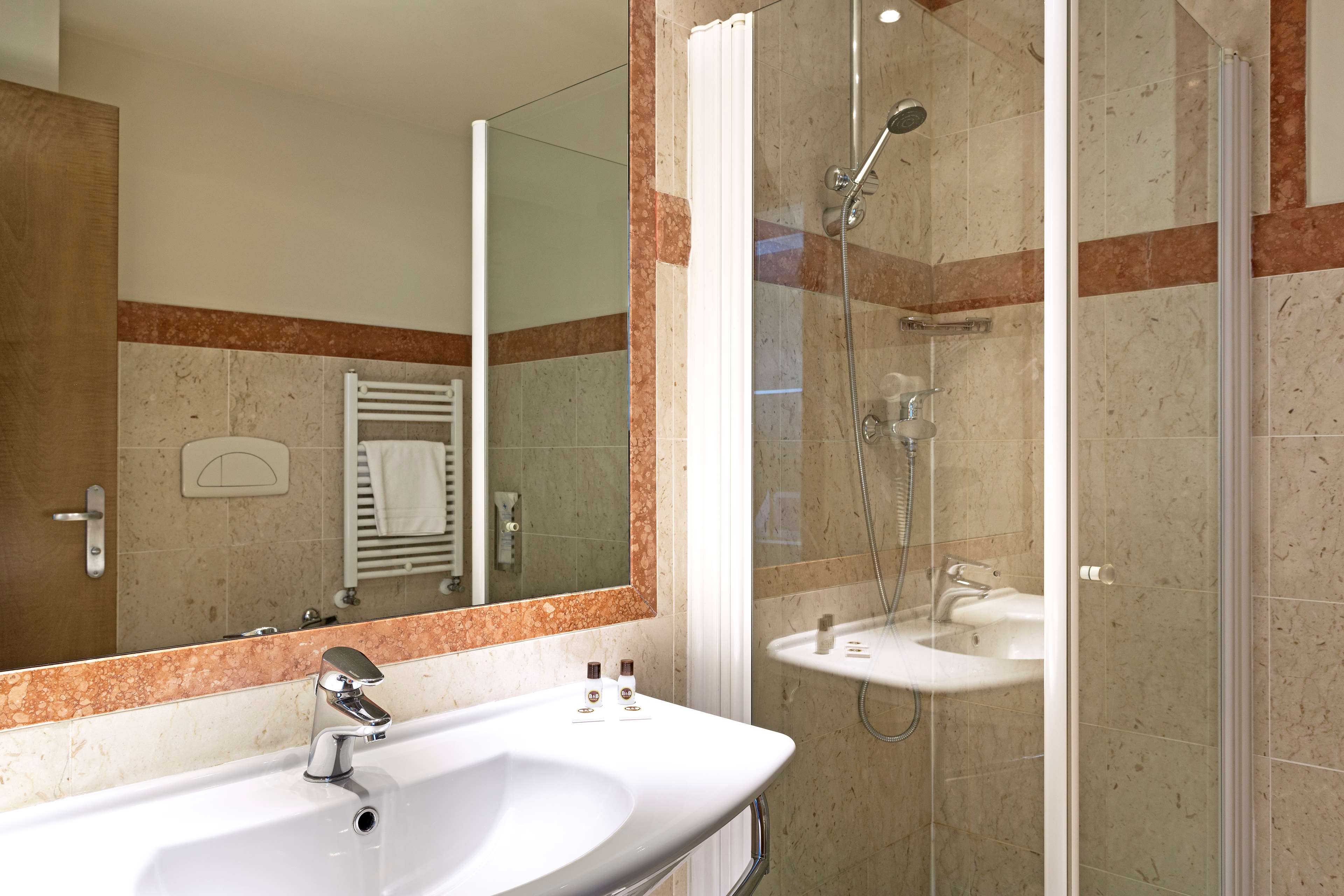 B&B HOTEL PADOVA-guestroom-GUEST BATHROOM.jpg