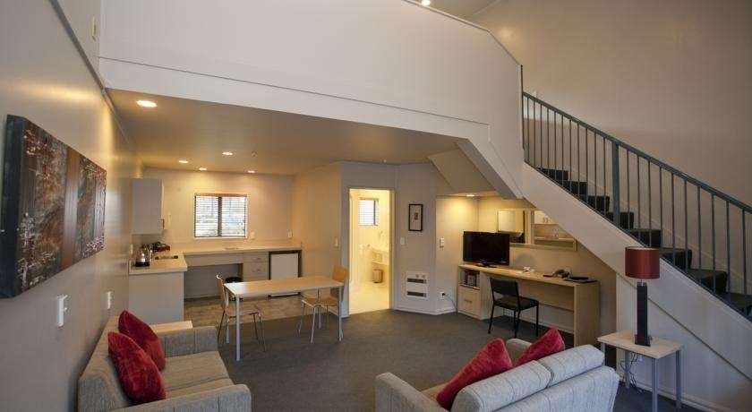 AUBYN COURT SPA MOTEL-guestroom-Suite.jpg