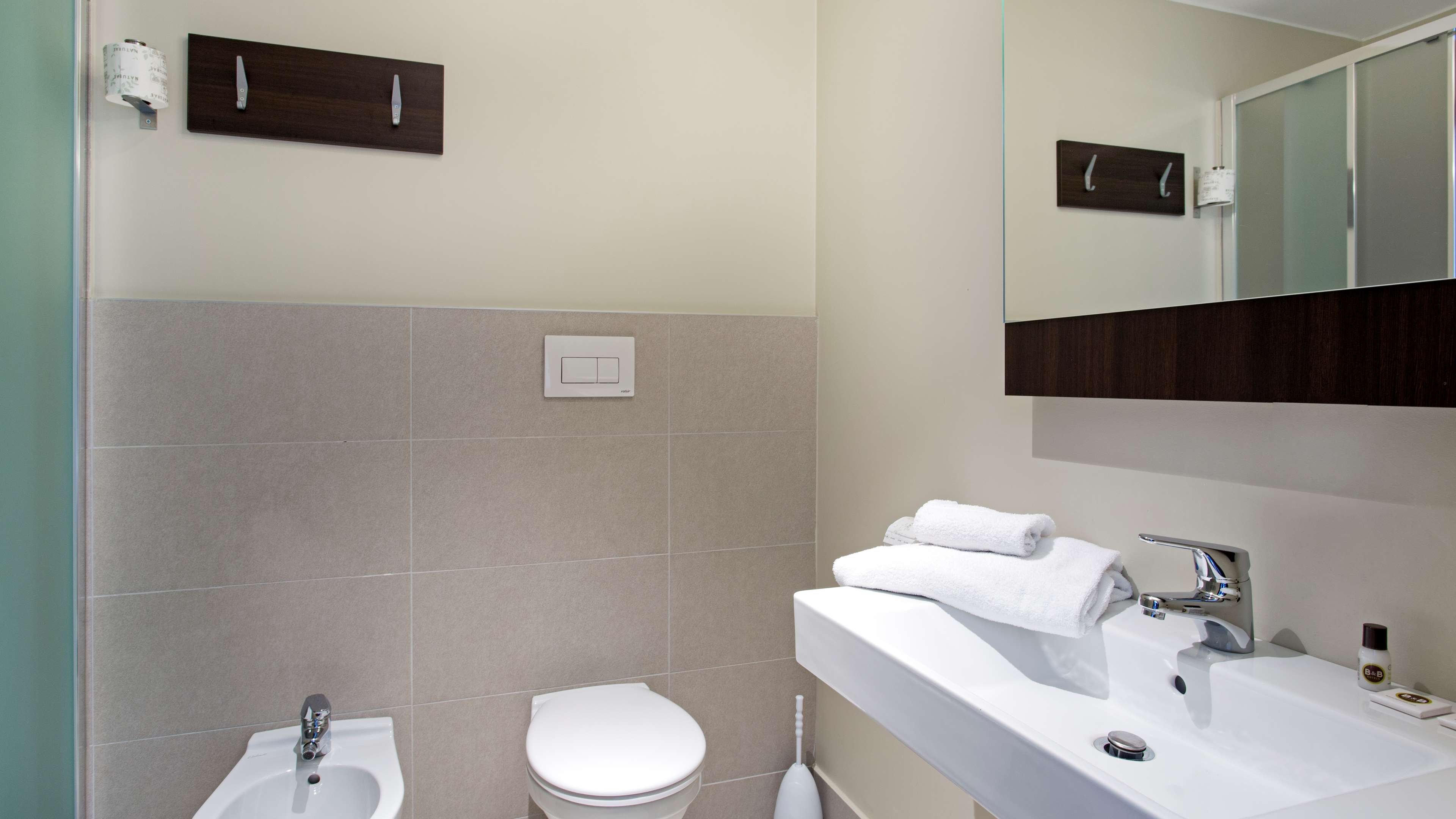 B&B HOTEL MILANO SANT AMBROGIO-guestroom-GUEST BATHROOM.jpg