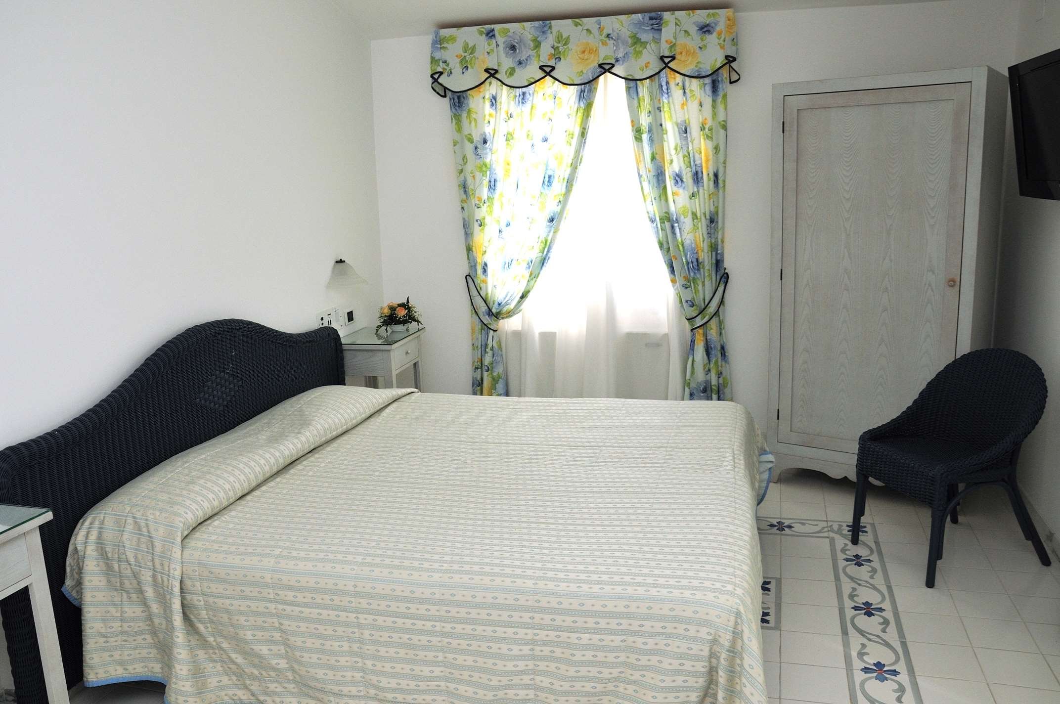 VILLA IRLANDA - GAETA-guestroom-standard room suore.jpg