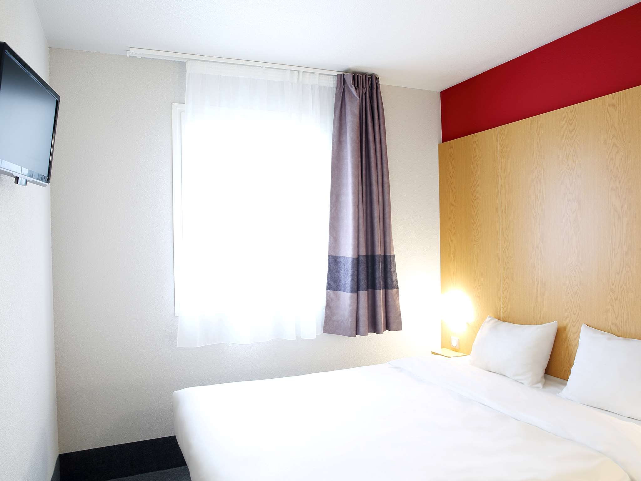 B&B HOTEL PERPIGNAN SUD MARCHE INTE-guestroom-Perpignan Saint Charles Chambre double Grand lit.jpg