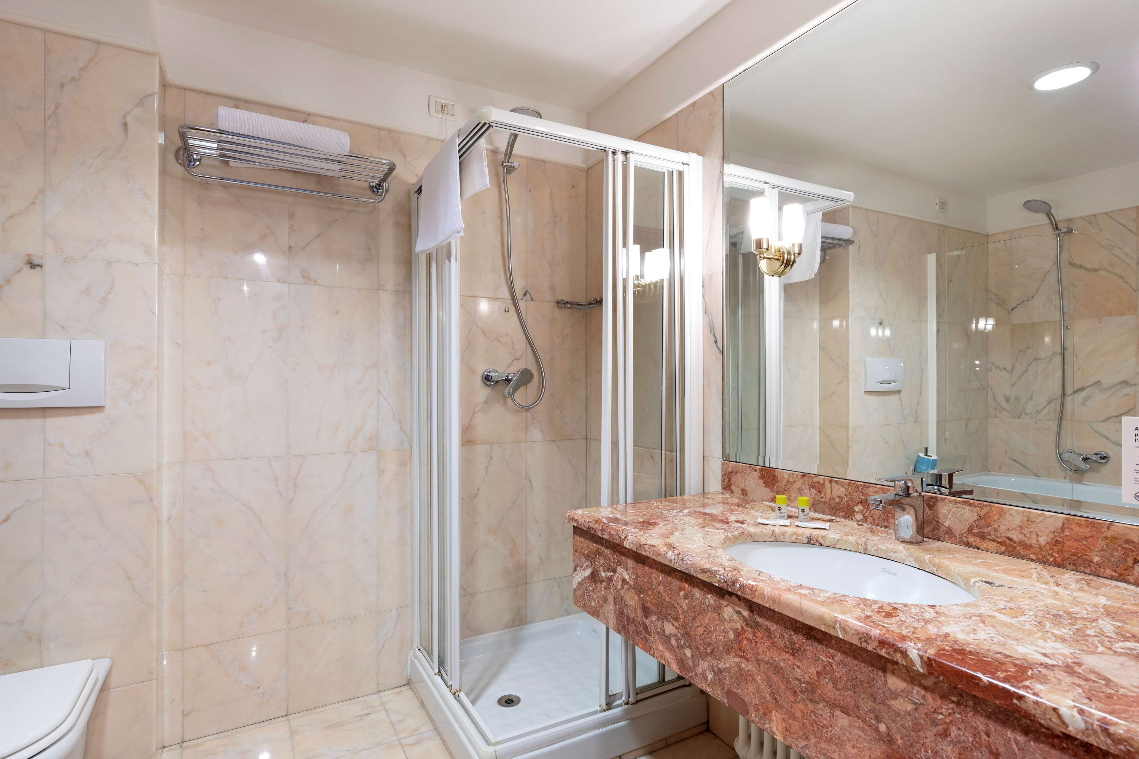B-B HOTEL AFFI LAGO DI GARDA-guestroom-GUEST BATHROOM.jpg