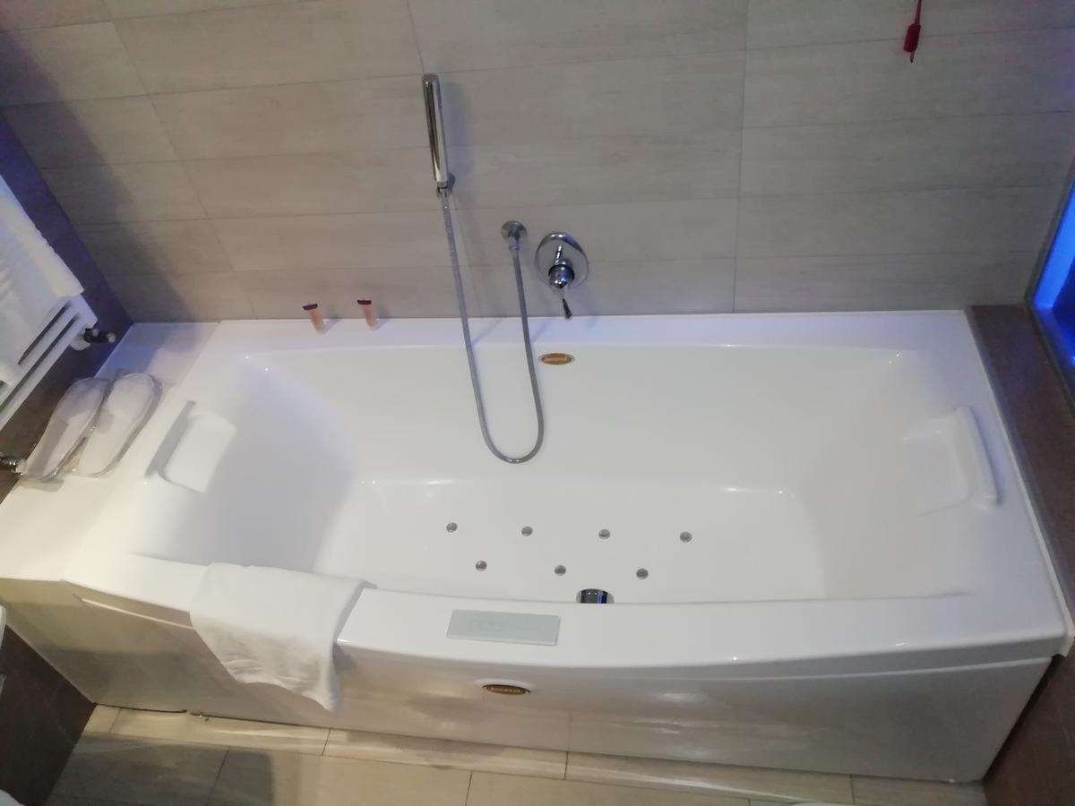 HOTEL MOTEL CAMELIA - CAMERI-guestroom-GUEST BATHROOM.jpg