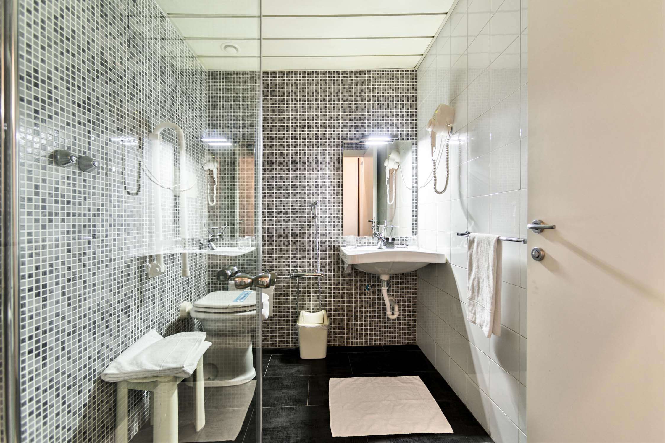 HOTEL ILGA - COLLECCHIO-guestroom-GUEST BATHROOM.jpg