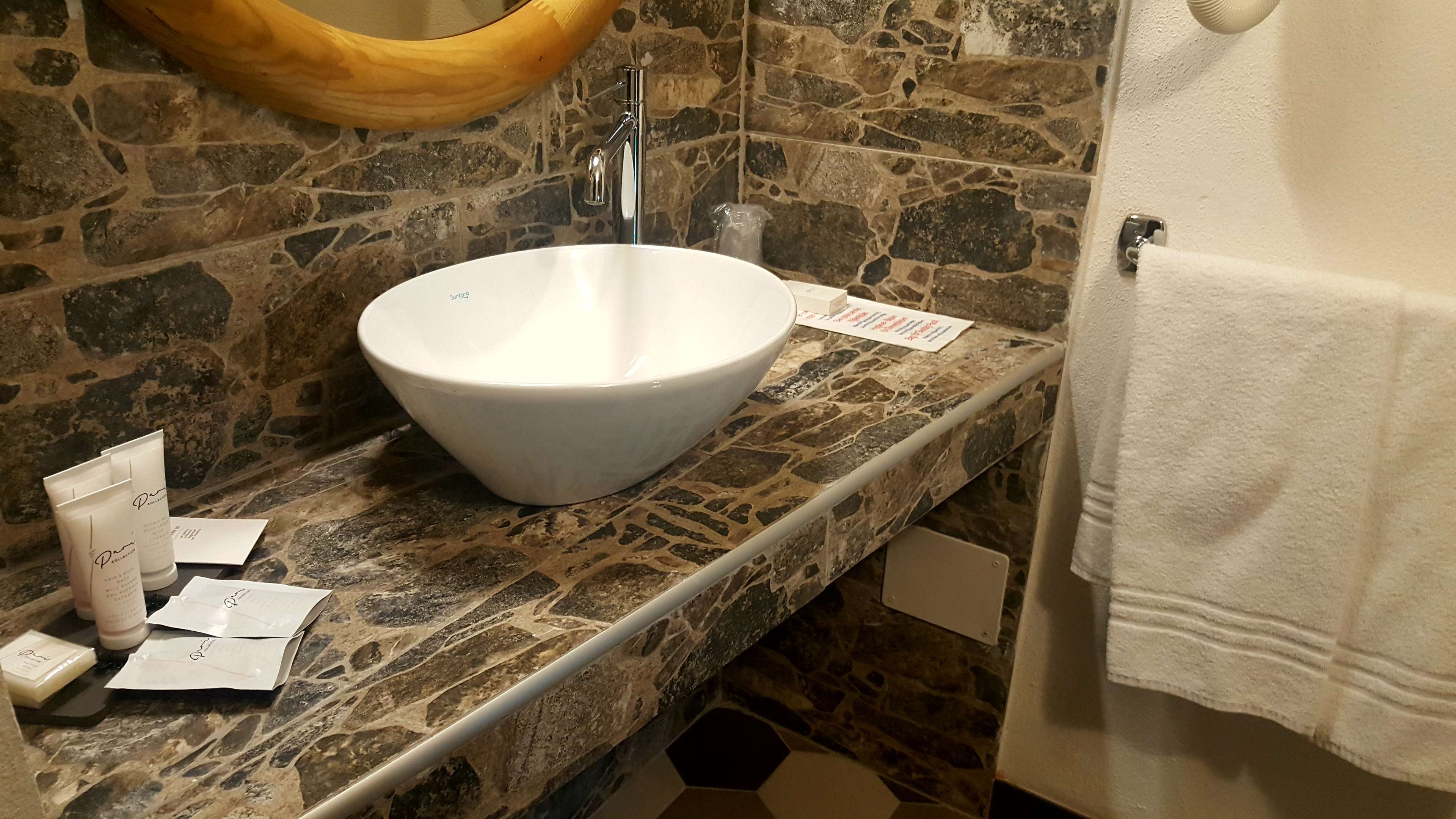 HOTEL DELL ORTO - CHIAVARI-guestroom-VENEZIA SUITE BATHROOM.jpg