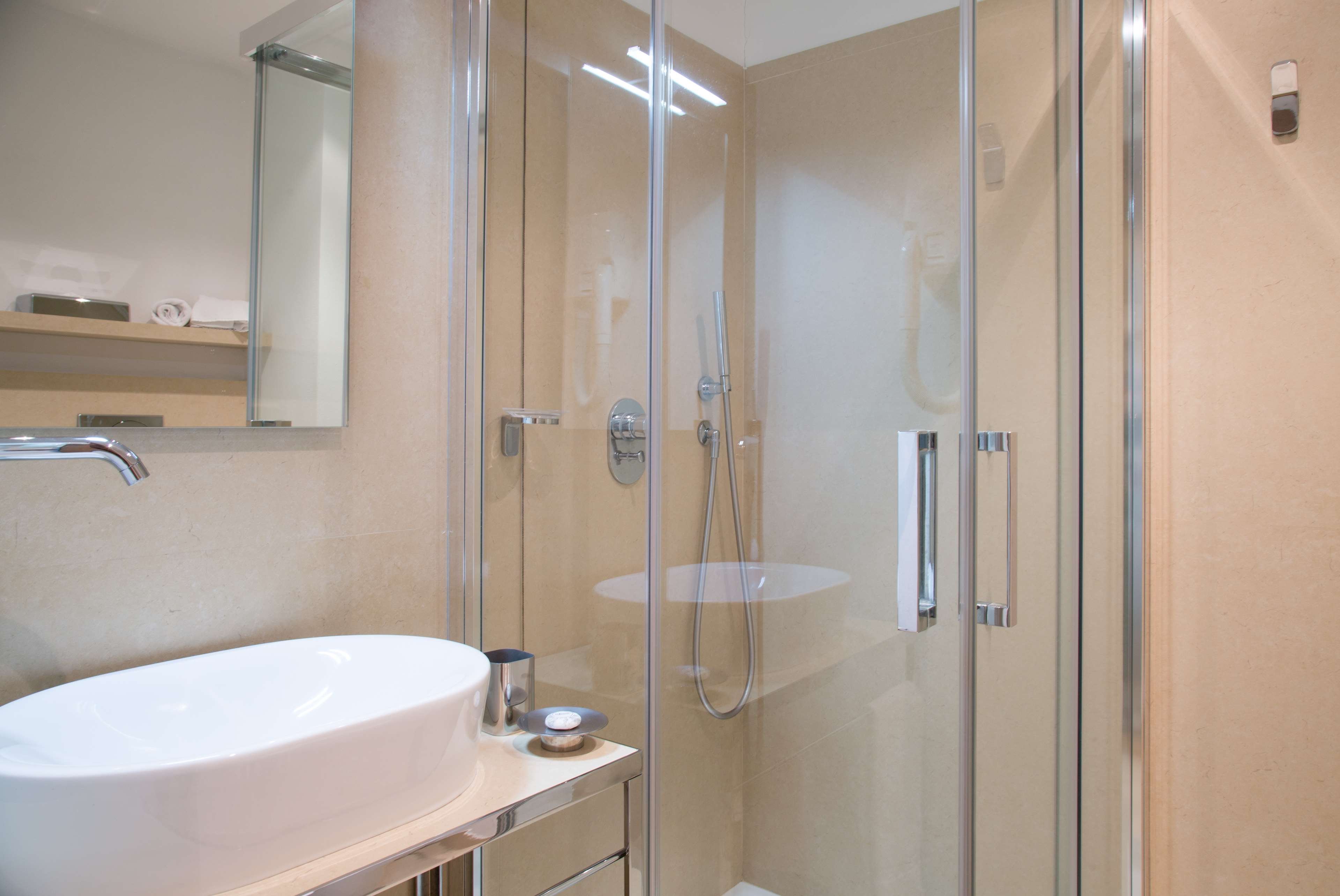 HOTEL RISTORANTE BRIANTEO - BURAGO-guestroom-GUEST BATHROOM.jpg
