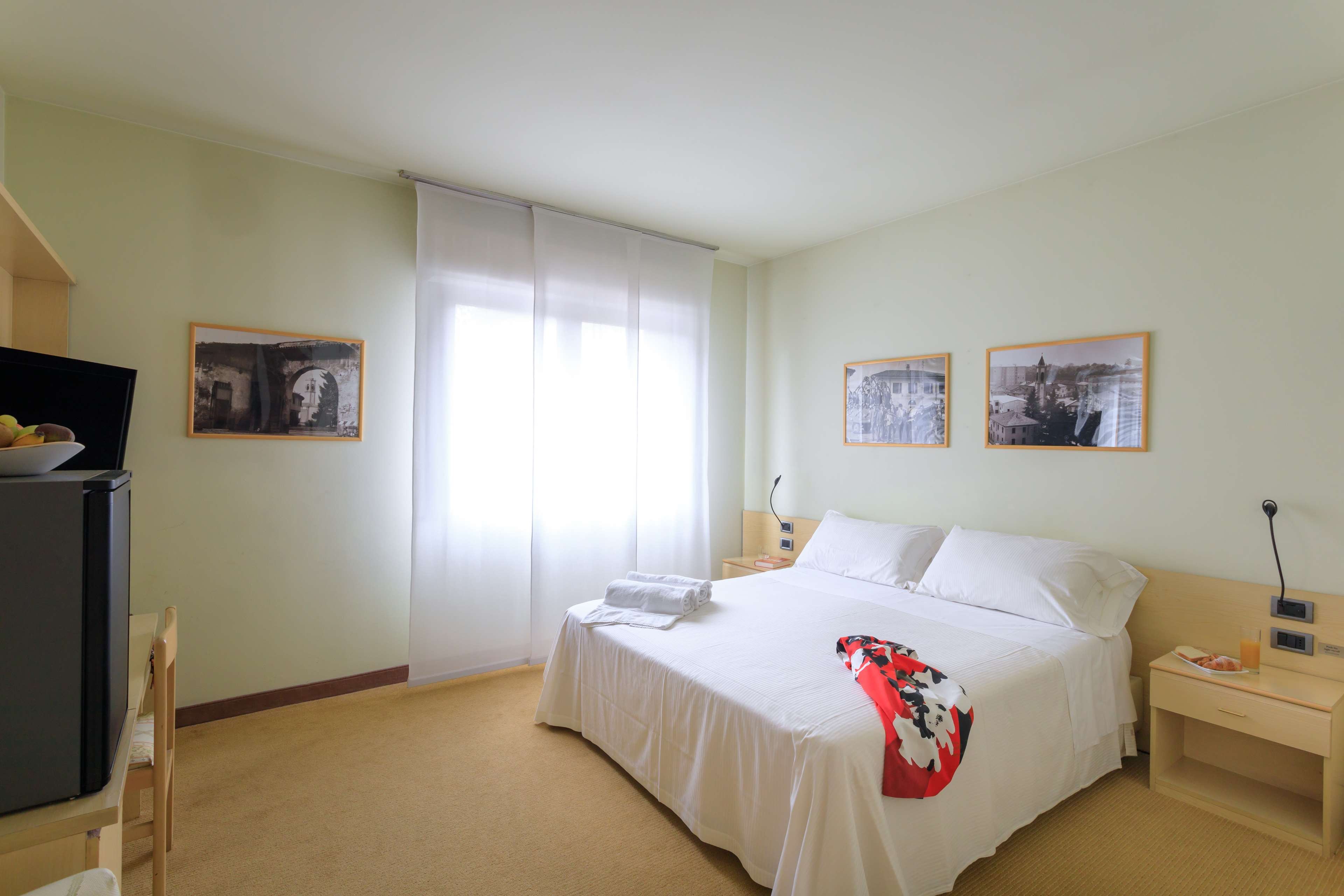 HOTEL RISTORANTE BRIANTEO - BURAGO-guestroom-GUEST ROOM.jpg
