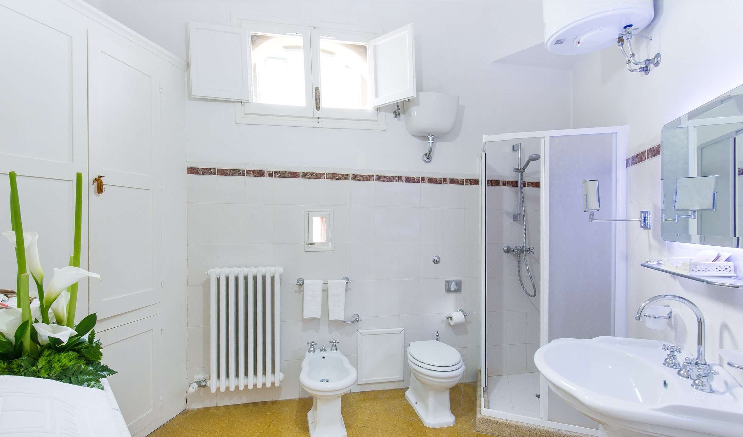 VILLA LA MERIDIANA - S MARIA LEUCA-guestroom-GUEST BATHROOM.jpg