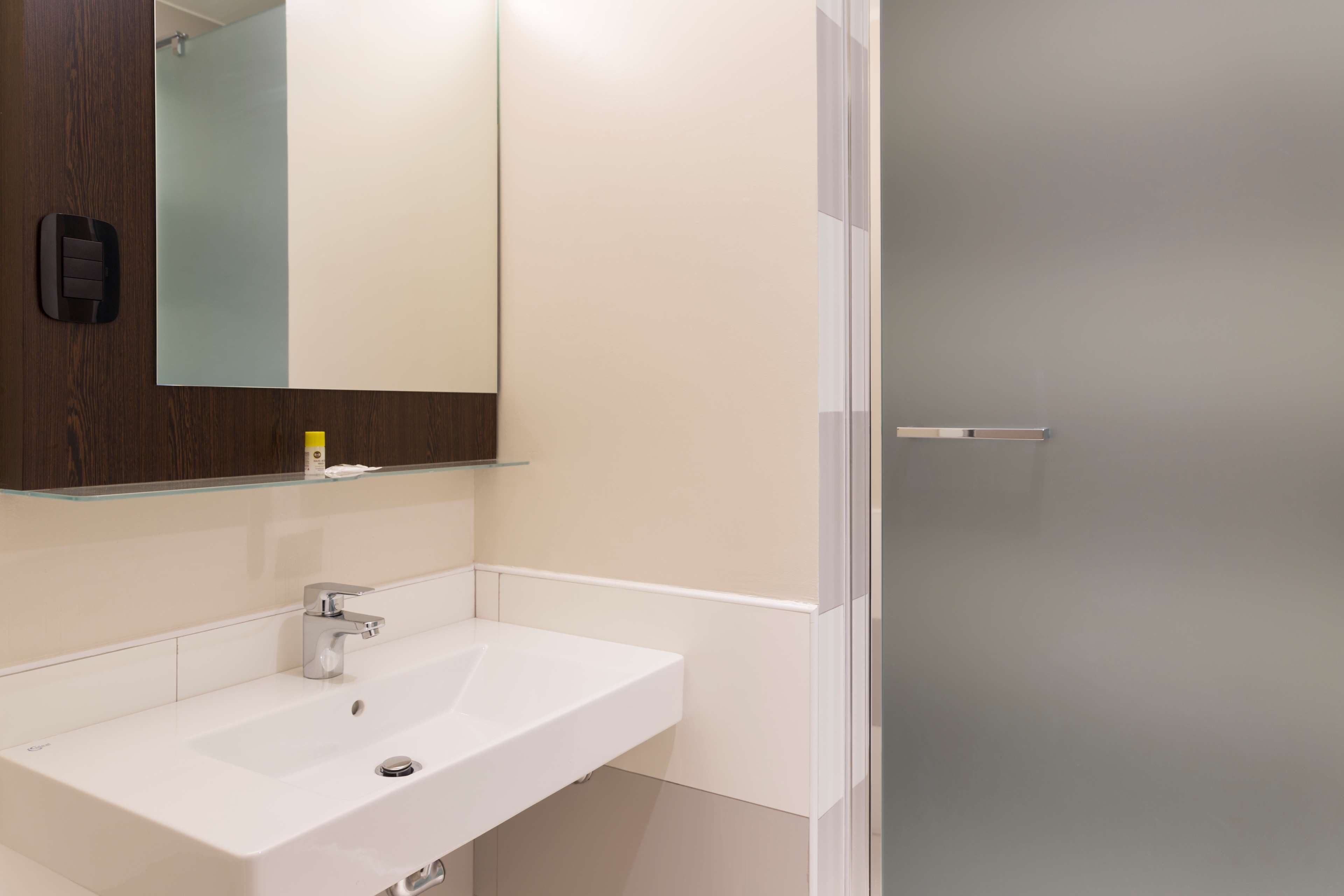 B-B HOTEL CREMONA-guestroom-GUEST BATHROOM.jpg