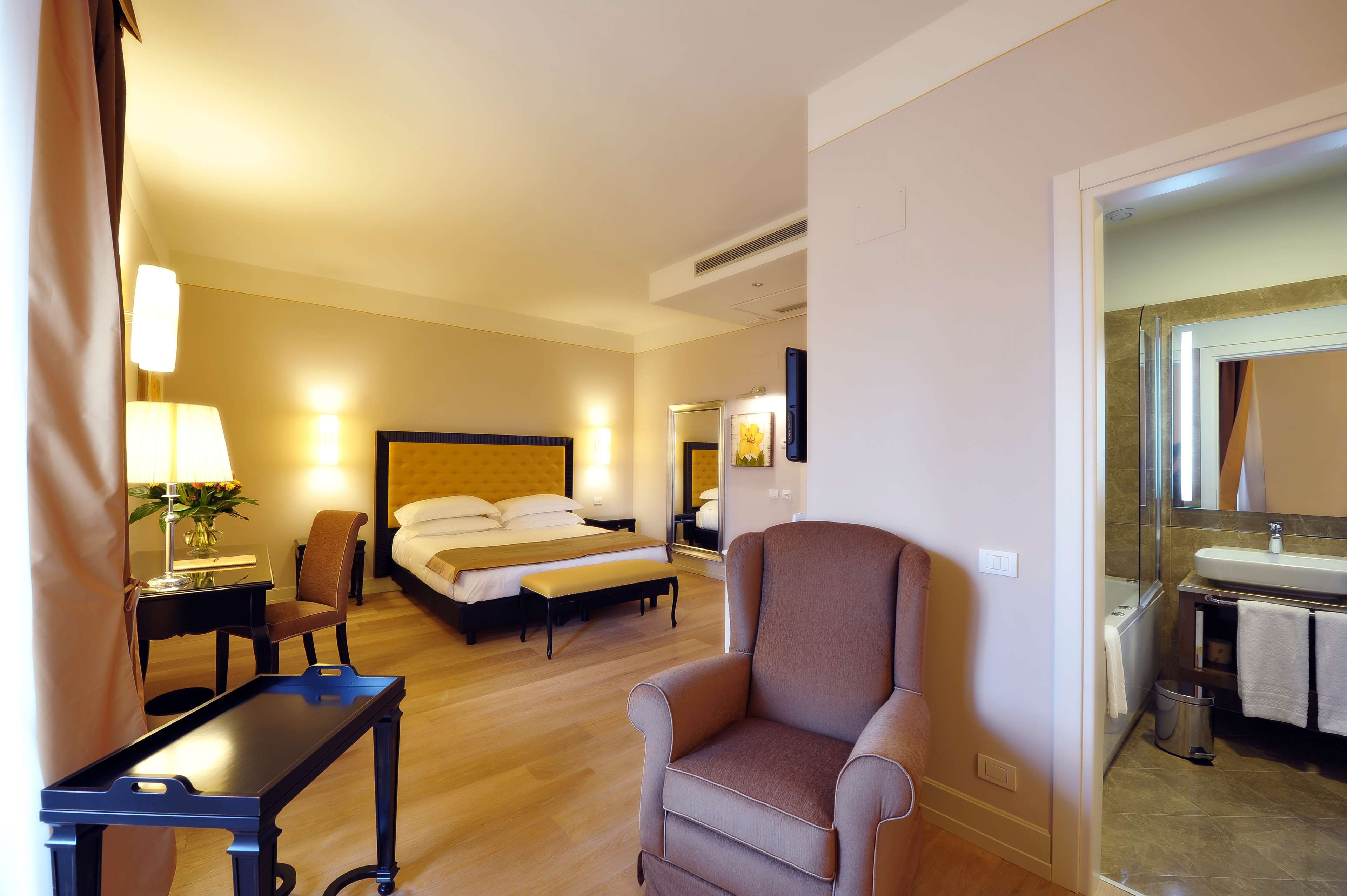 PALAZZO SAN LORENZO - COLLE VAL D E-guestroom-JUNIOR SUITE.jpg