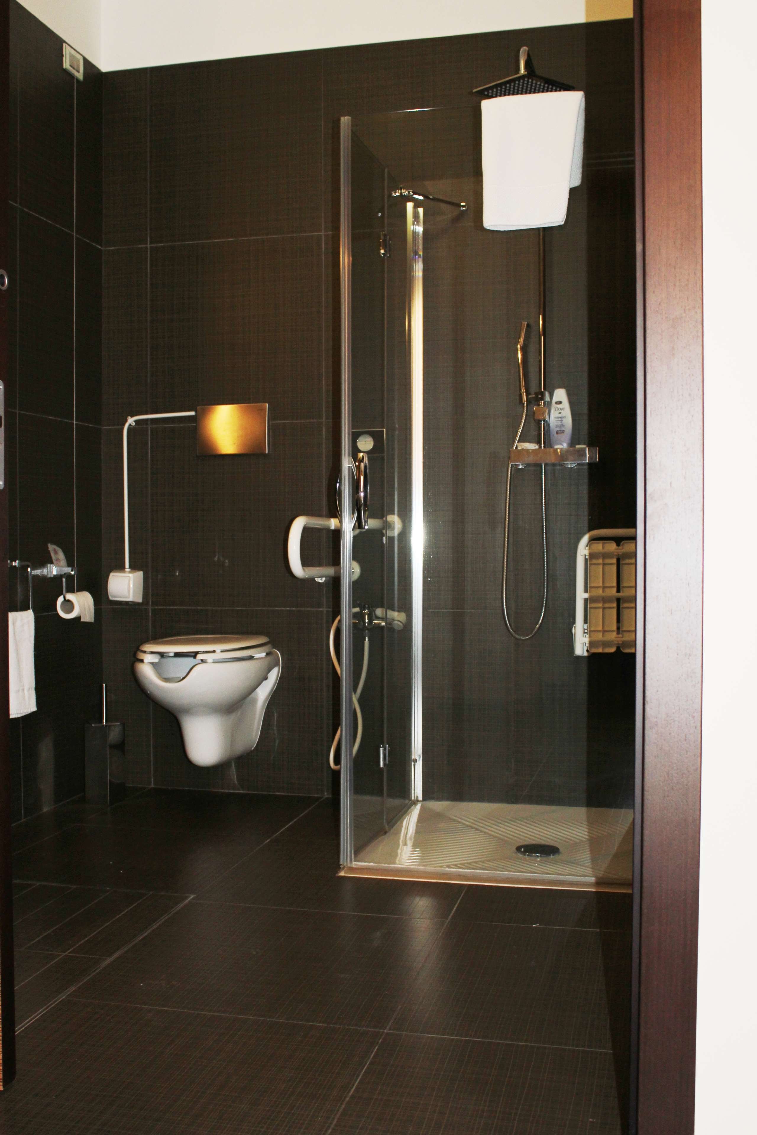 HOTEL 33 BARONI - GALLIPOLI-guestroom-ACCESSIBLE GUEST ROOM BATHROOM.jpg