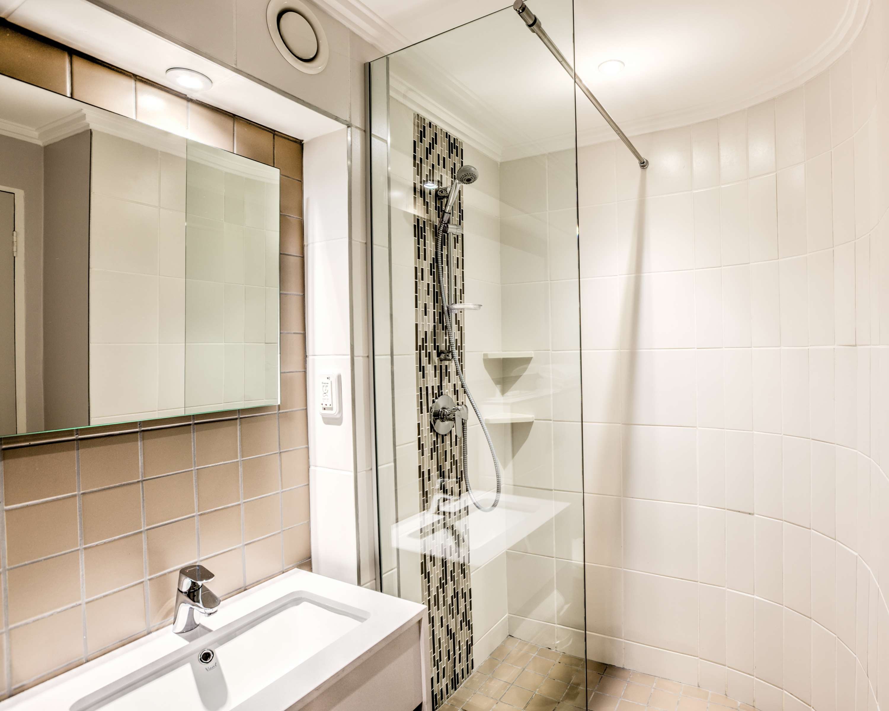 TOWN LODGE WATERFALL, MIDRAND-guestroom-town Lodge Midrand Bathroom CI.jpg