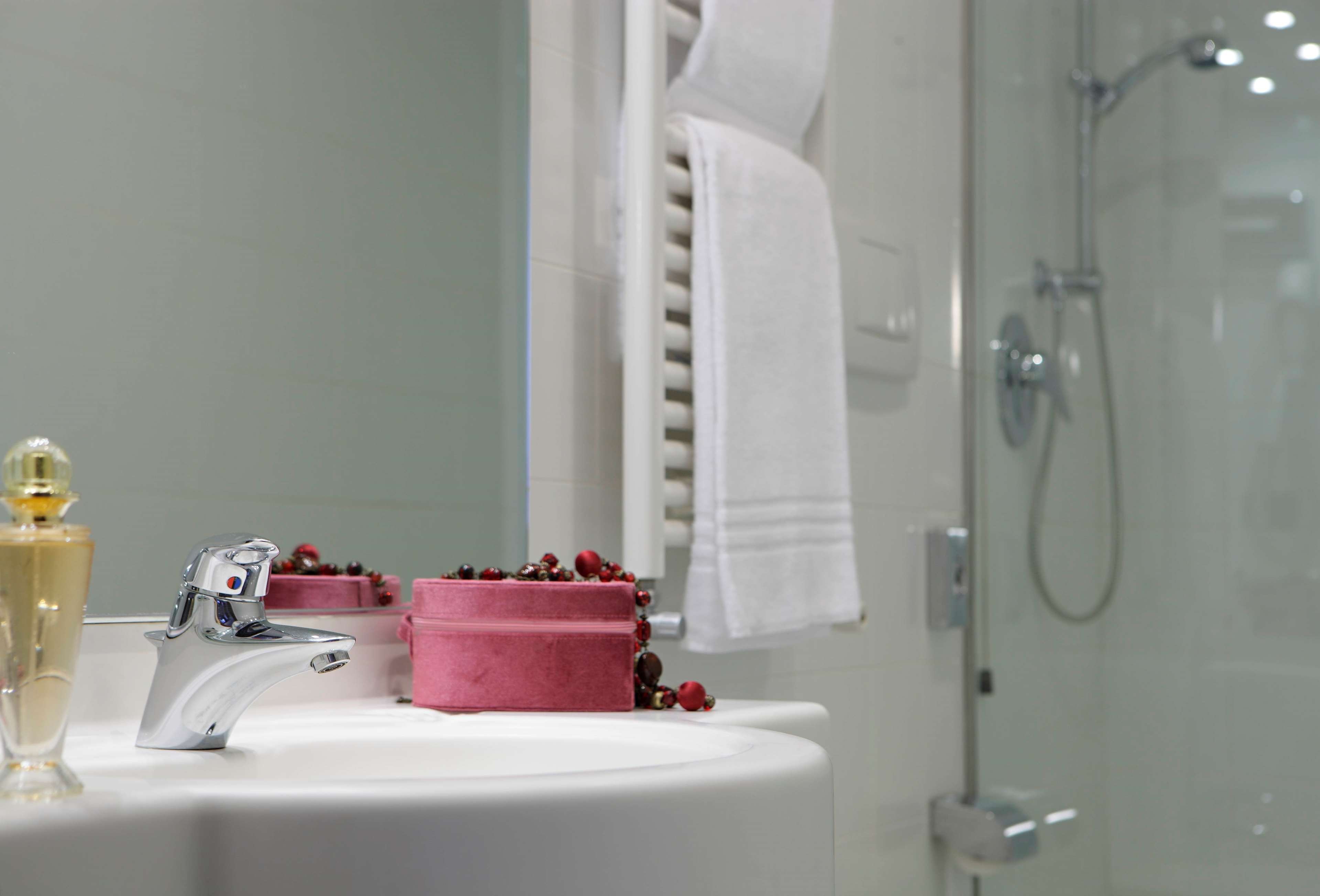 HOTEL ROBERTA - MESTRE-guestroom-guest room bathroom.jpg