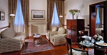ALBERGO DEI MEDAGLIONI - CORREGGIO-guestroom-SUITE.jpg