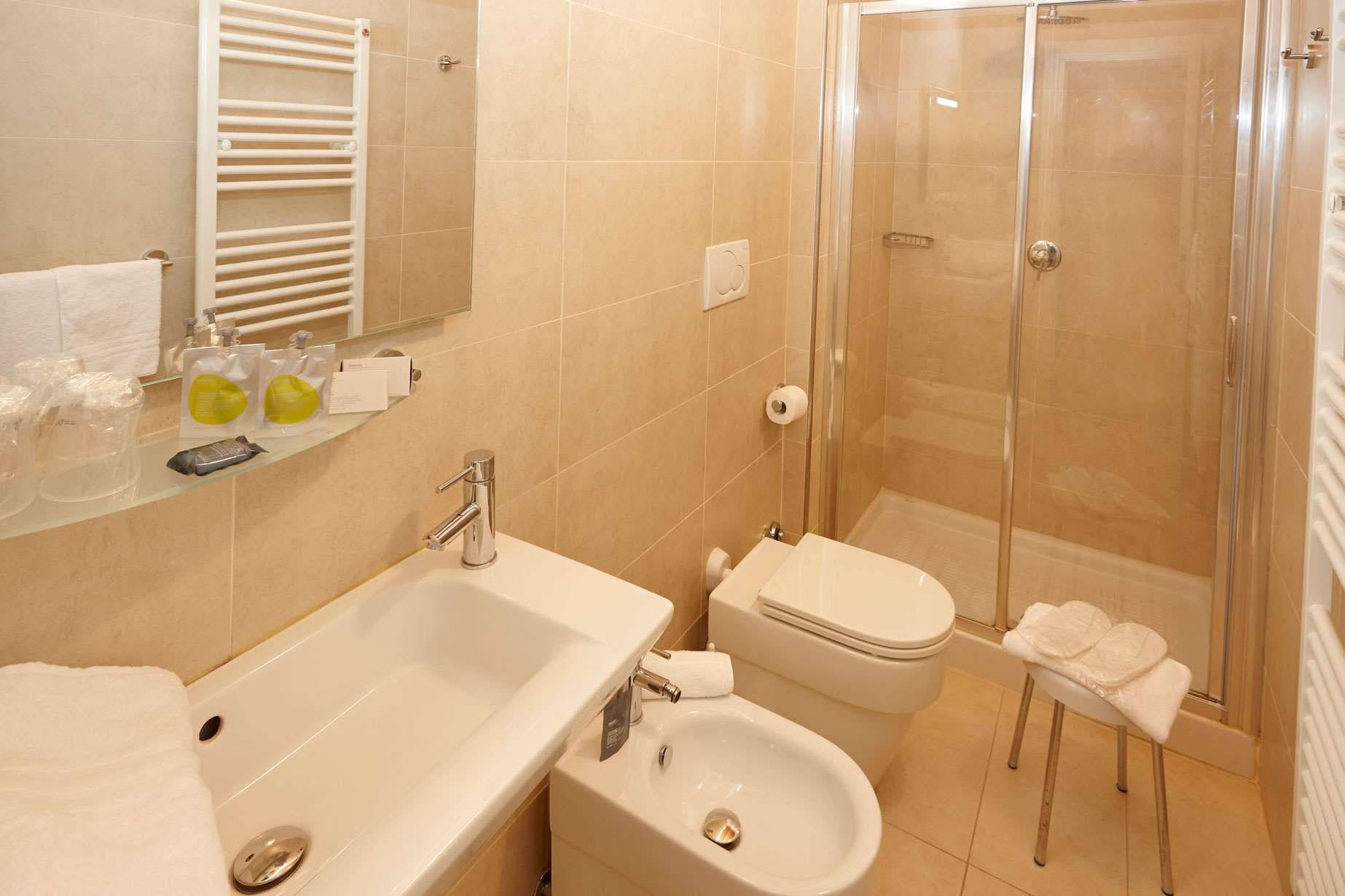 HOTEL VILLA PATRIARCA - MIRANO-guestroom-GUEST BATHROOM.jpg