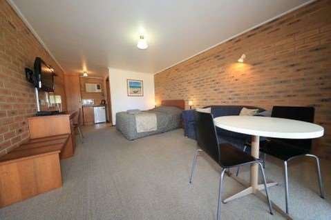 THE QUAYS MOTEL-guestroom-Queen Room.jpg