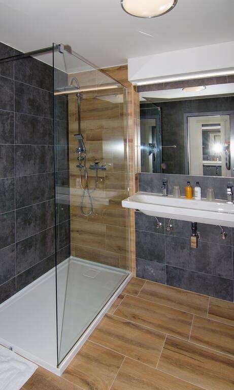 SRNI HOTEL-guestroom-GUEST BATHROOM.jpg