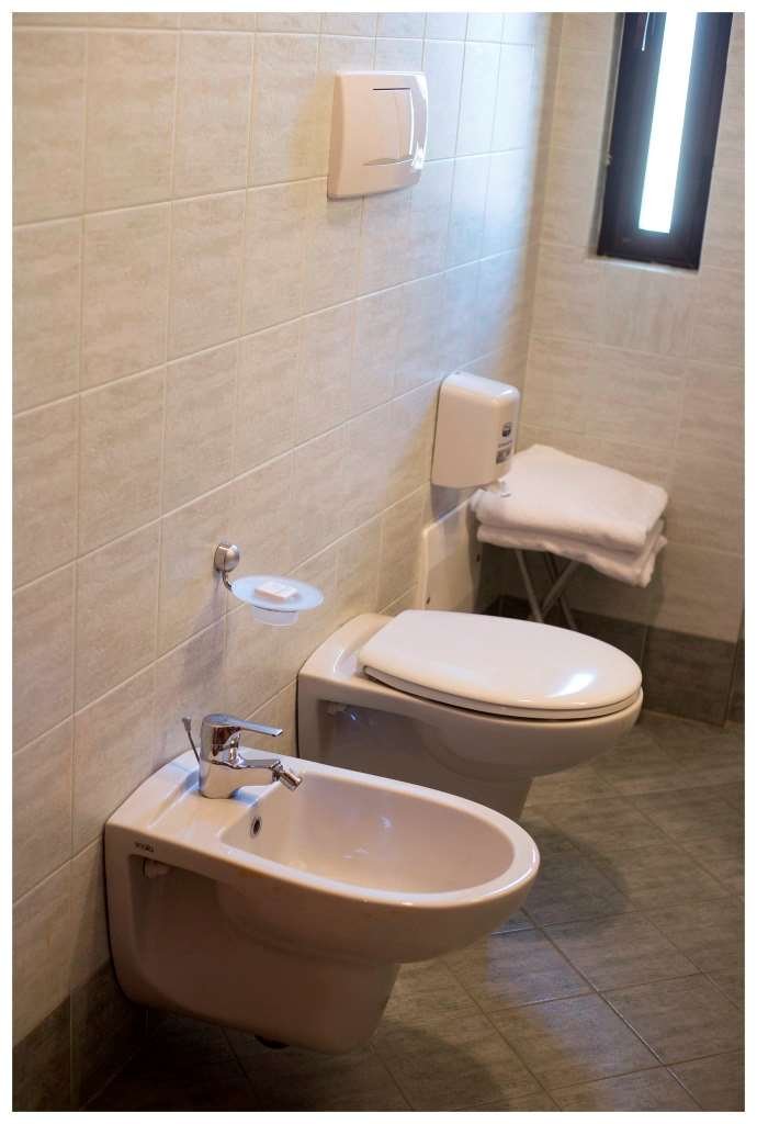 HOTEL PENNILE - ASCOLI PICENO-guestroom-GUEST BATHROOM.jpg