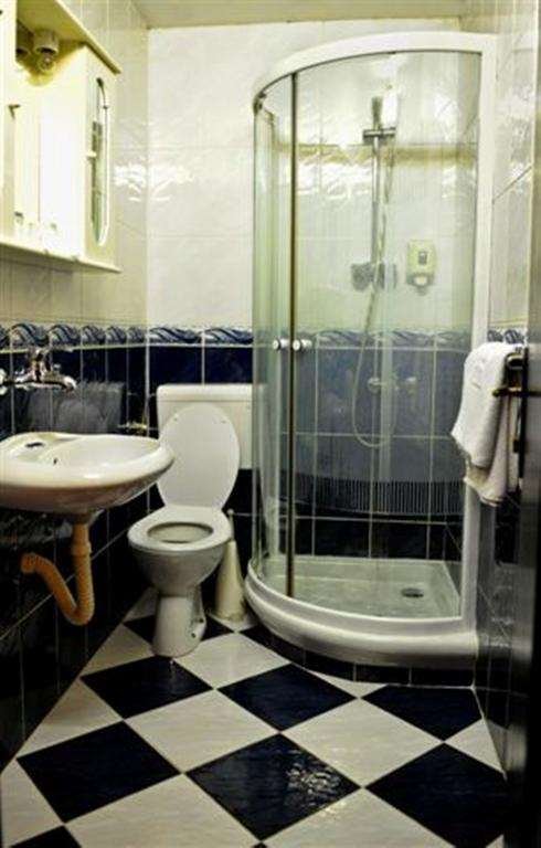 EVROPA HOTEL-guestroom-GUEST BATHROOM.jpg