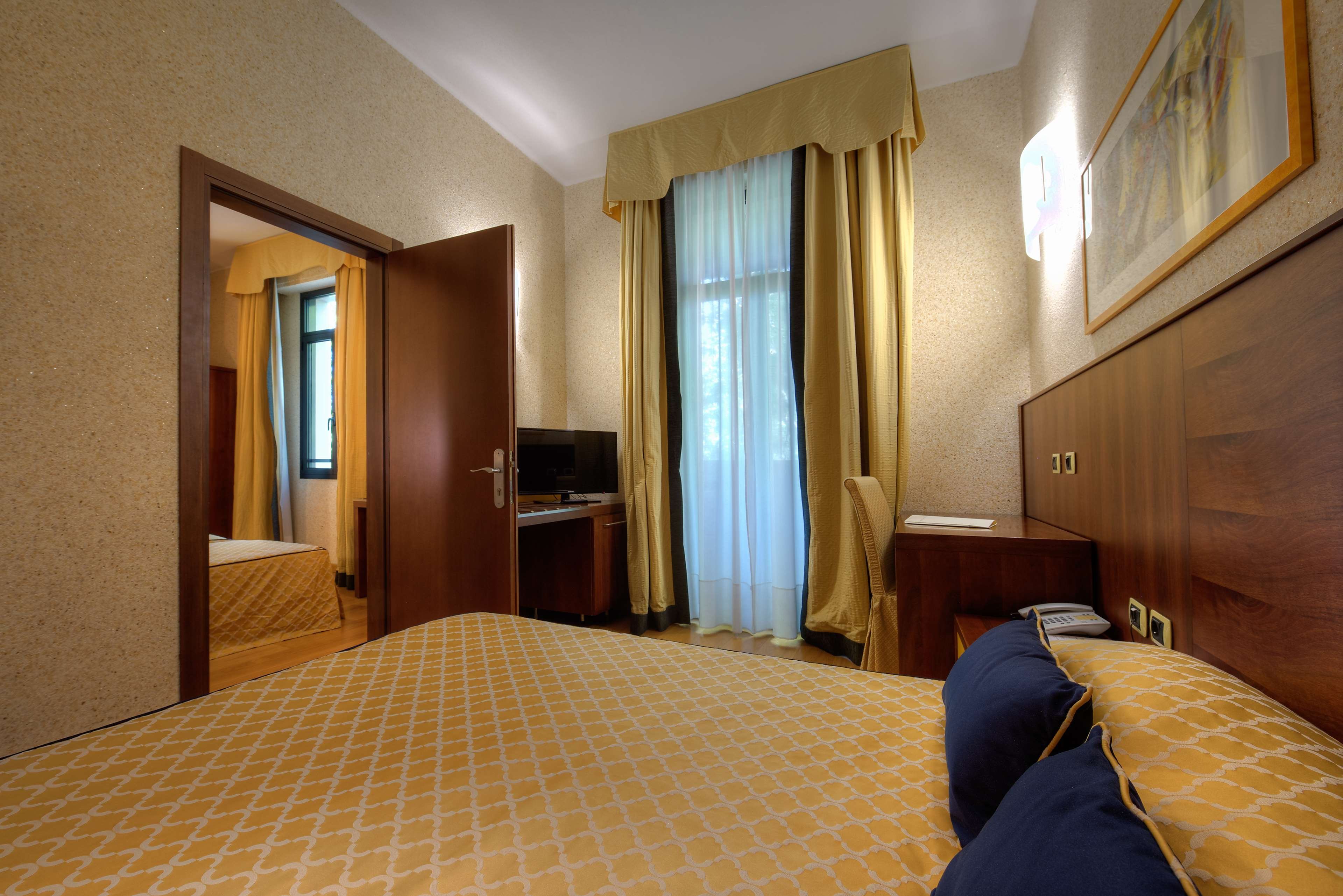 CENTRAL PARK HOTEL-guestroom-GUEST SINGLE ROOM.jpg