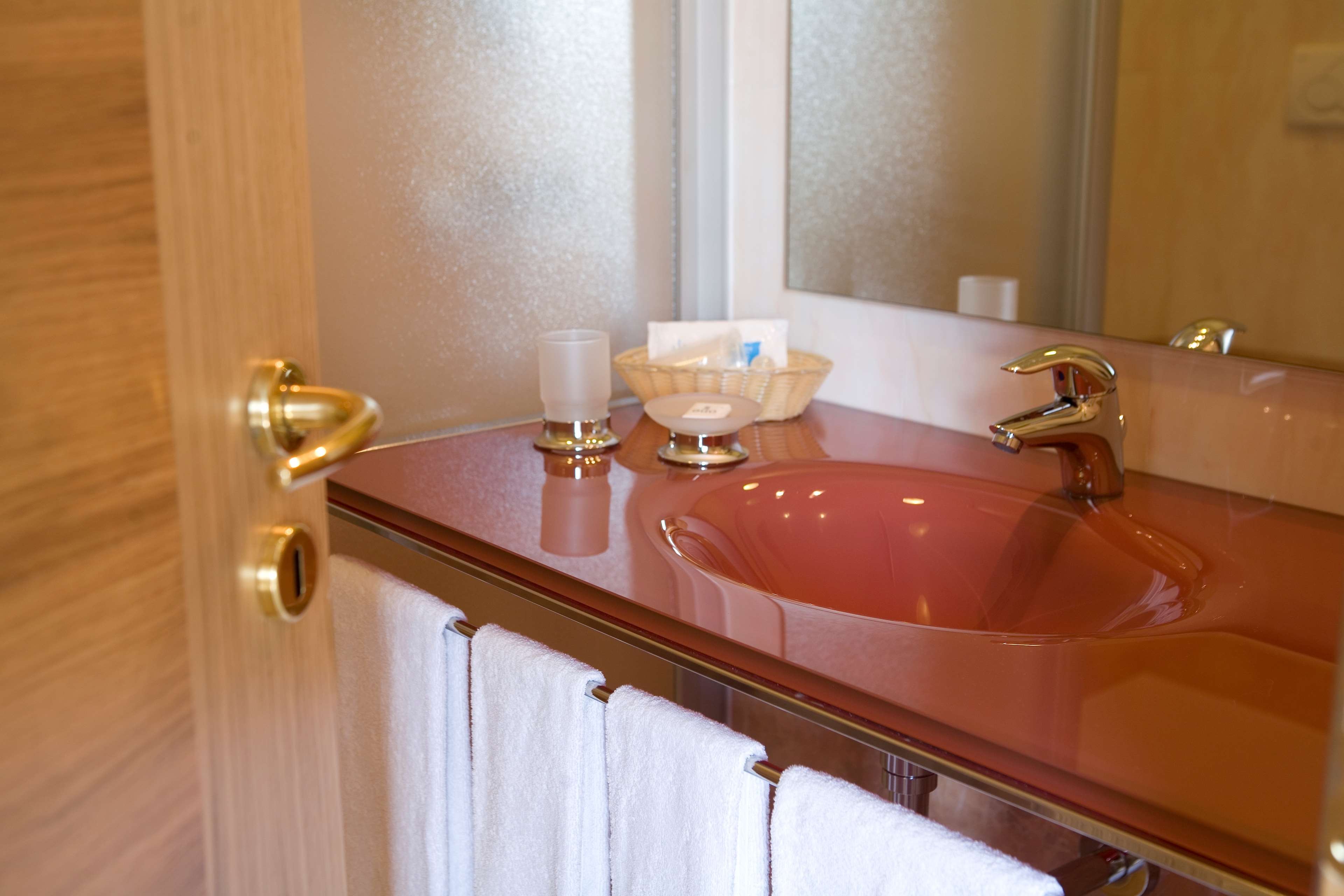 HOTEL NAITENDI - CUTROFIANO-guestroom-GUEST BATHROOM.jpg