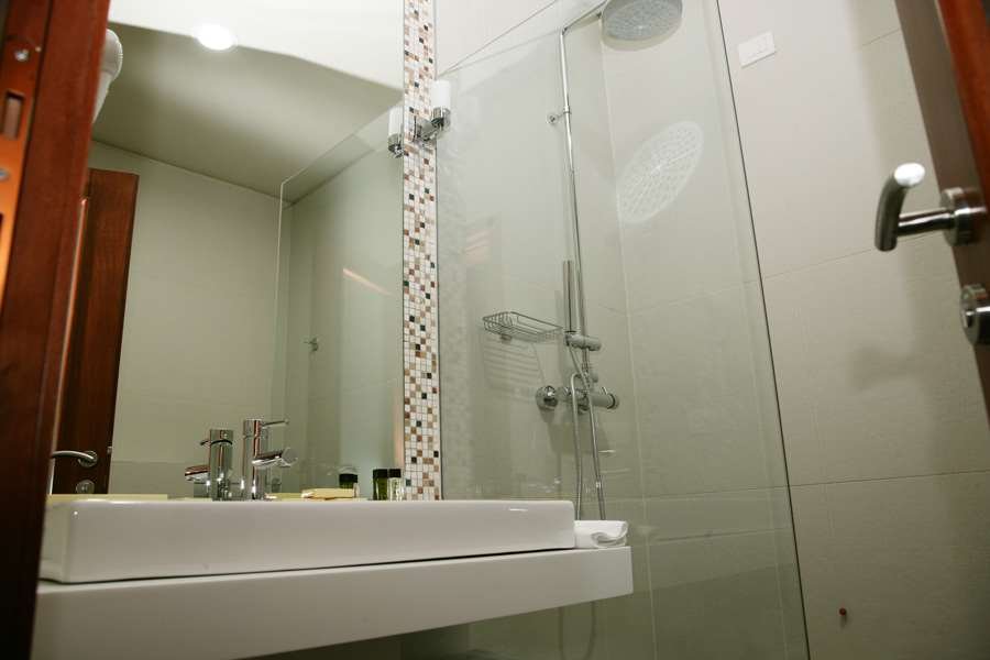 LA BOHEME HOTEL-guestroom-GUEST TWIN ROOM BATHROOM.jpg