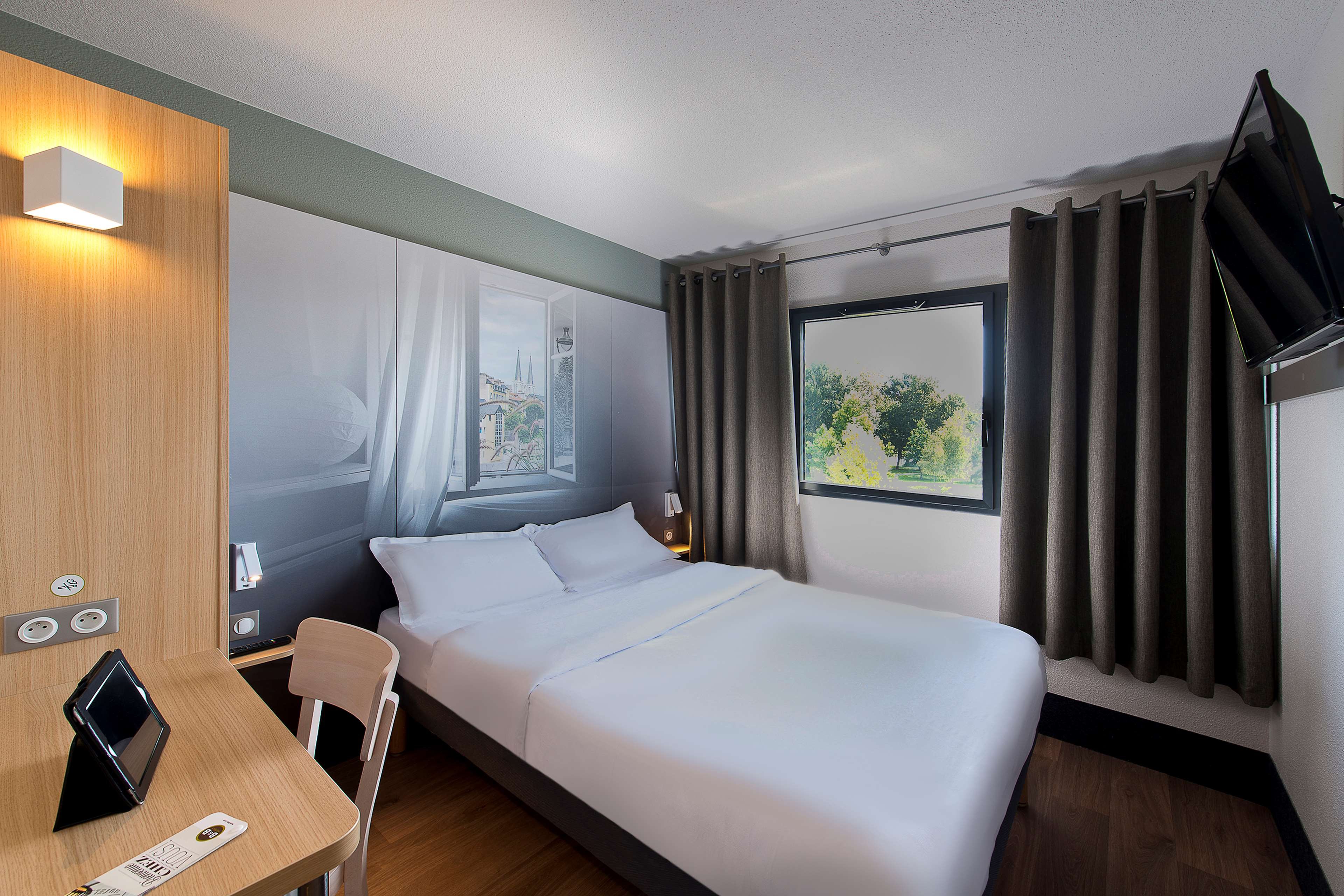 B&B HOTEL PAU ZENITH-guestroom-bb pau zenith chambre double grand lit.jpg