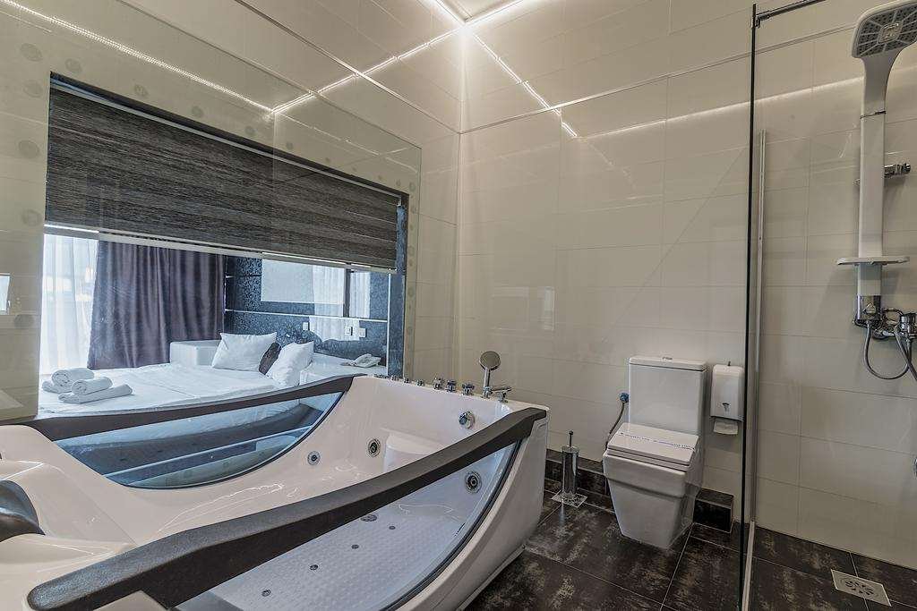 DE KOKA HOTEL-guestroom-GUEST BATHROOM.jpg