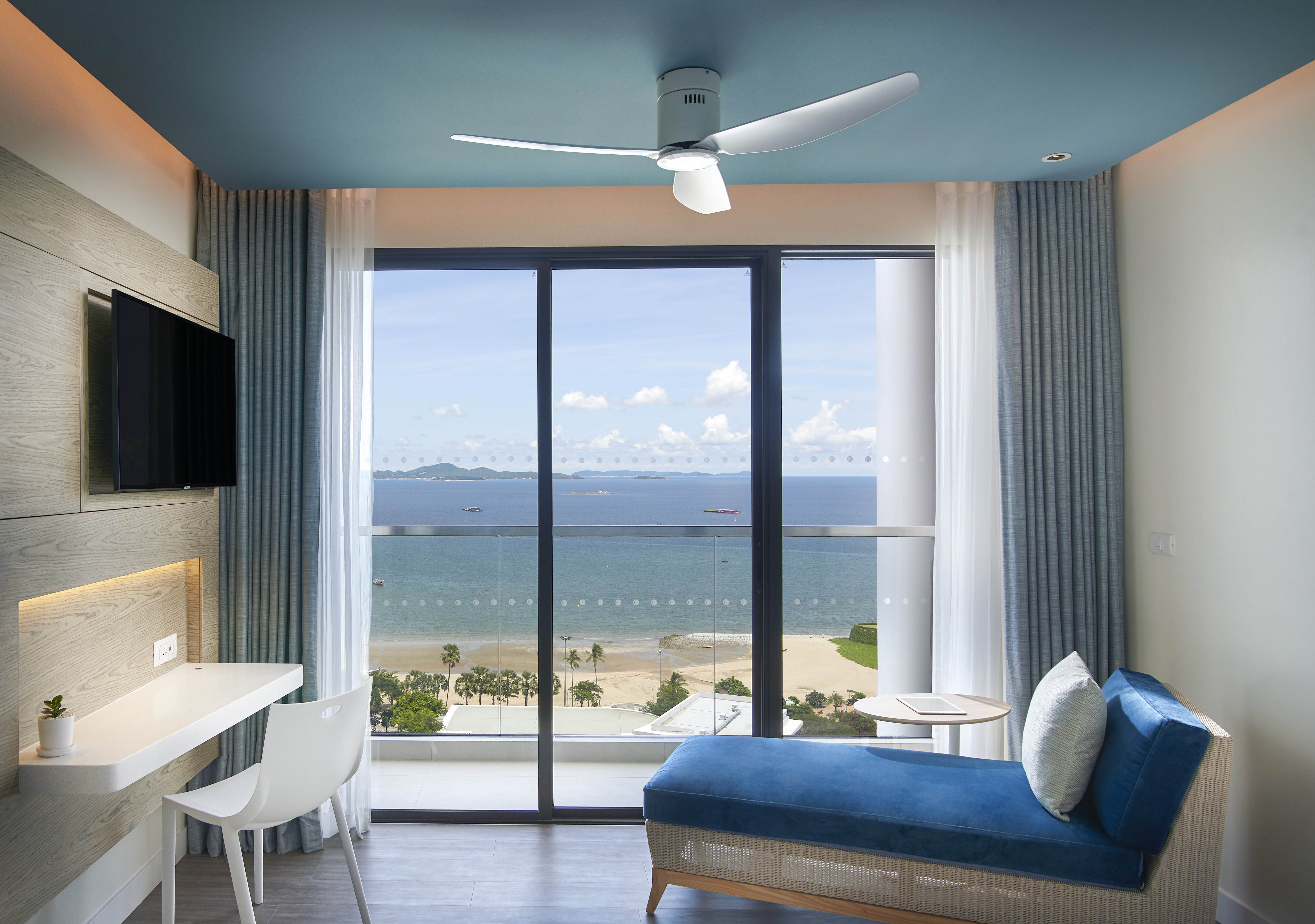 OZO NORTH PATTAYA-guestroom-OZO North Pattaya-Deluxe Ocean View-Living Area Balcony-Sunset 1.jpg